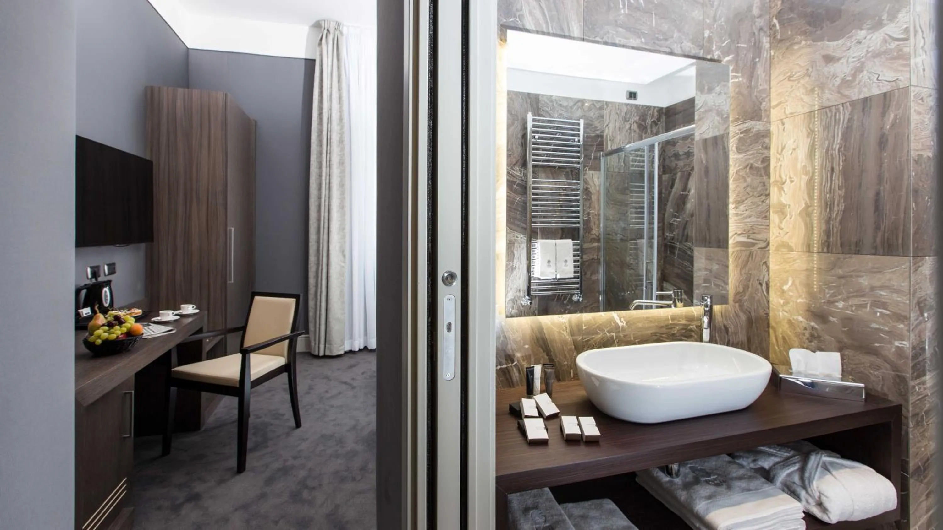 Bathroom in Monti Palace Hotel