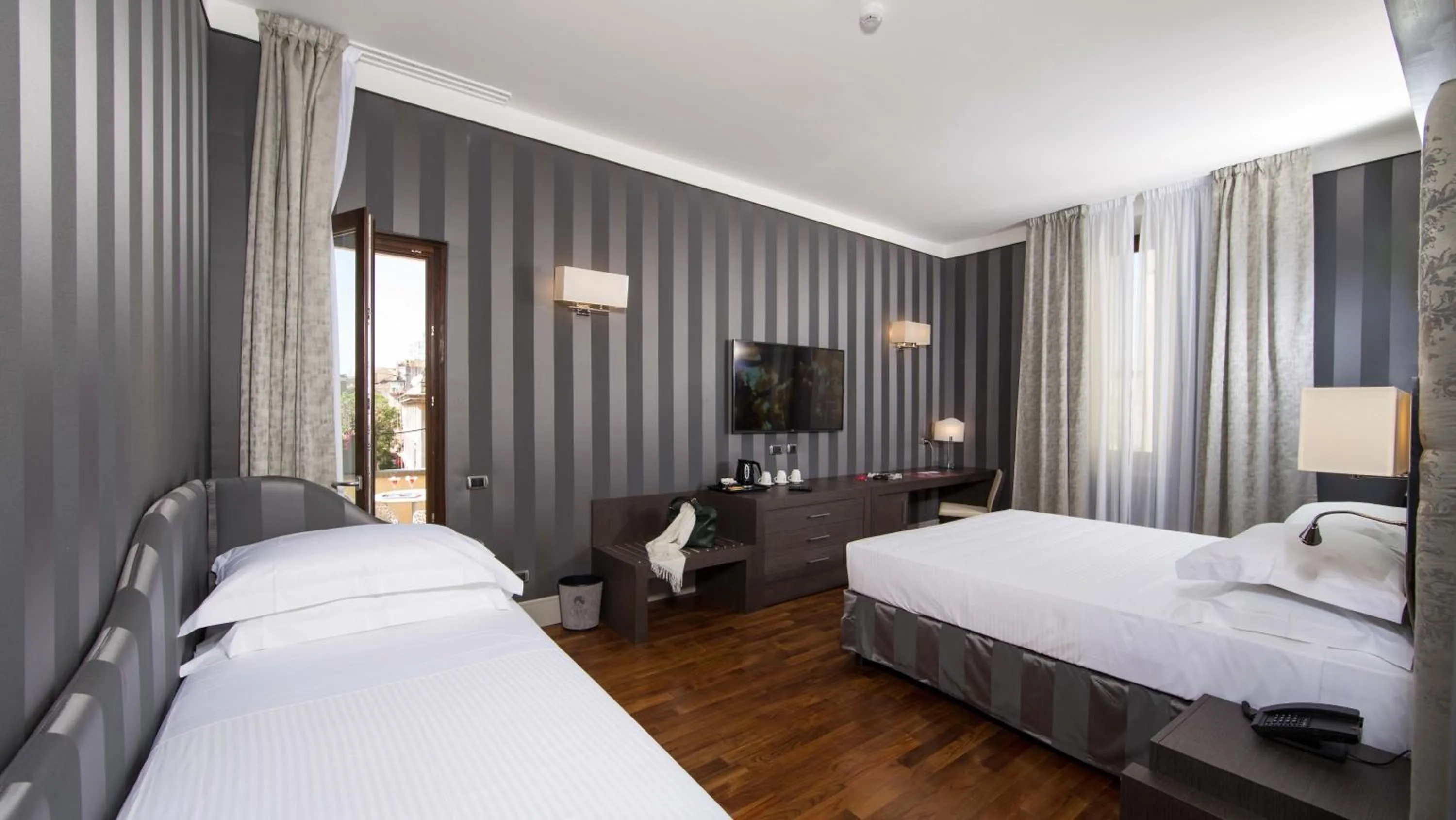 Photo of the whole room, Bed in Monti Palace Hotel