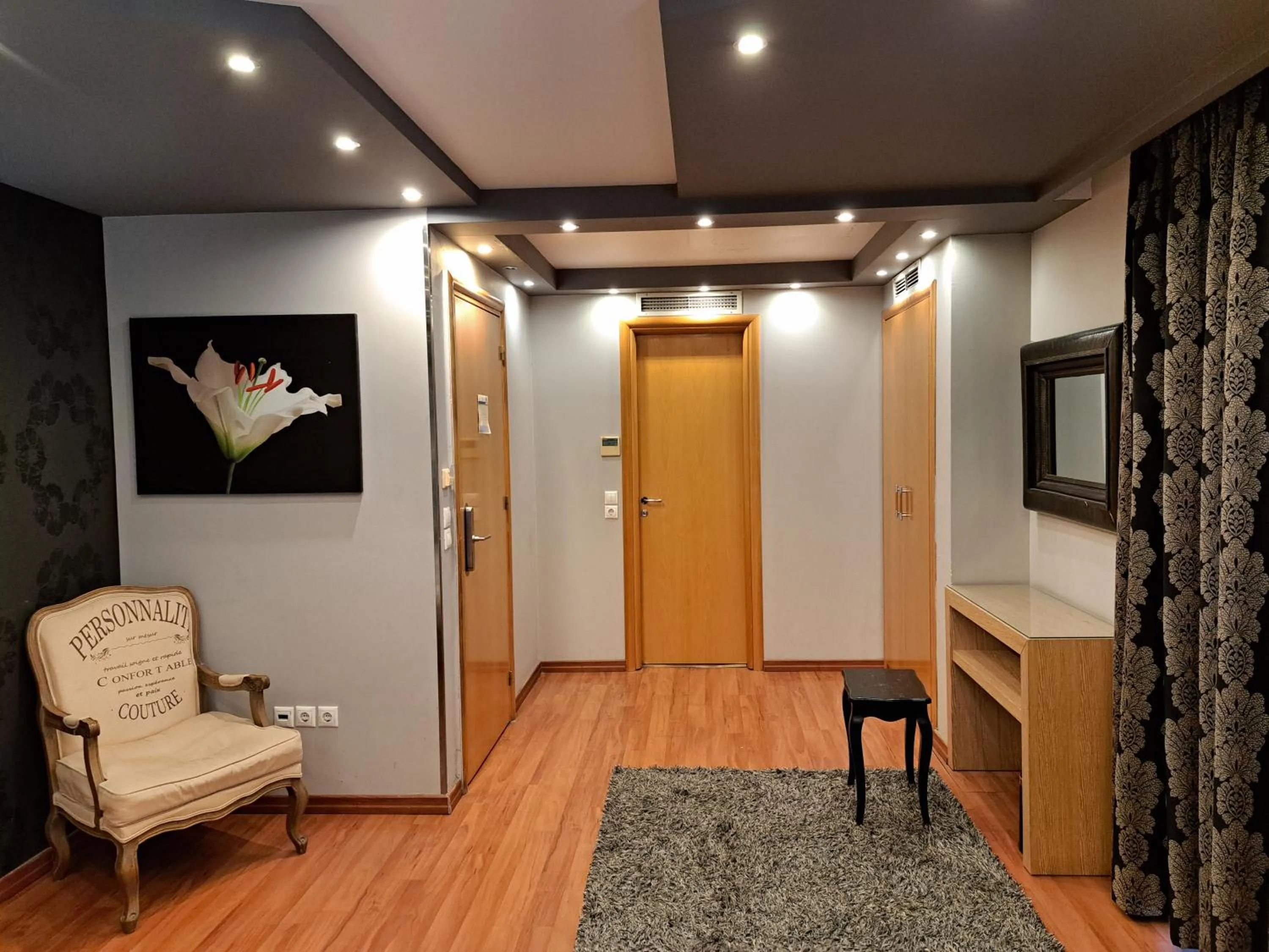 Photo of the whole room in Nefeli Hotel Alimos