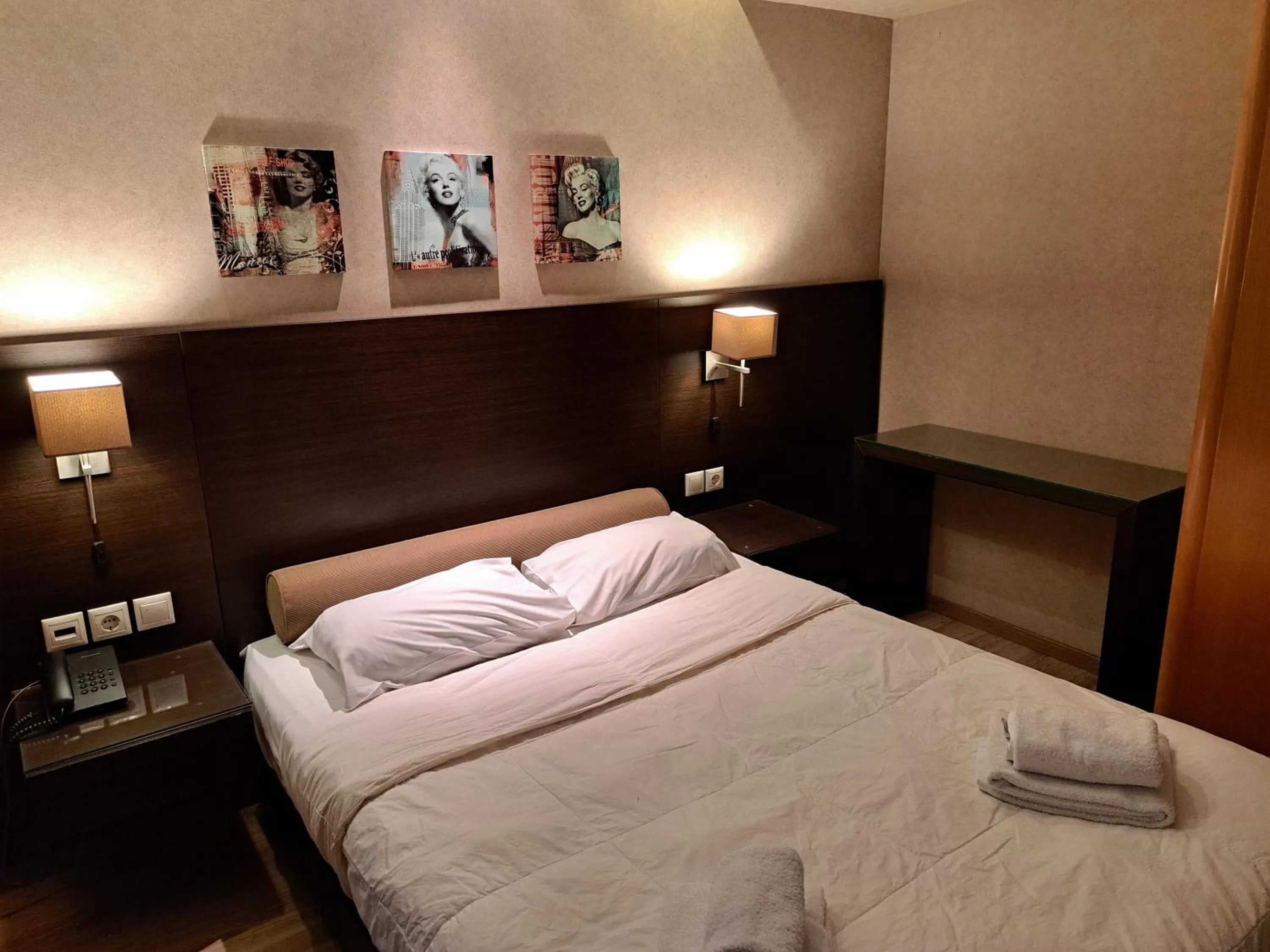 Bed in Nefeli Hotel Alimos