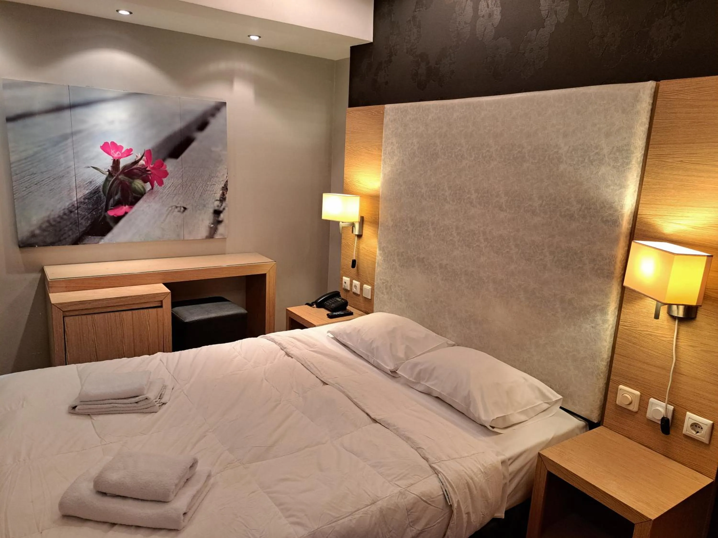 Bed in Nefeli Hotel Alimos