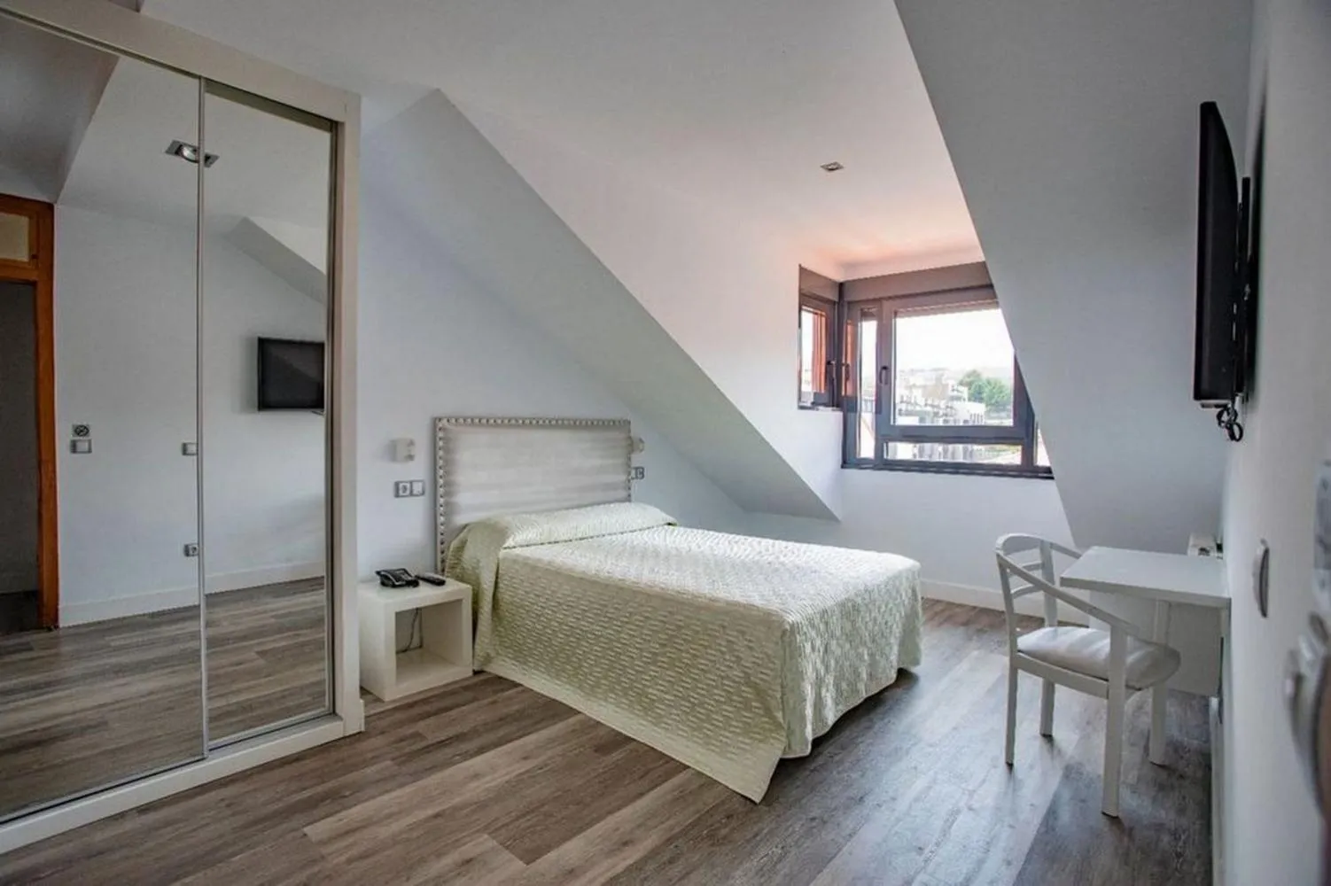 Photo of the whole room, Bed in Miraolas