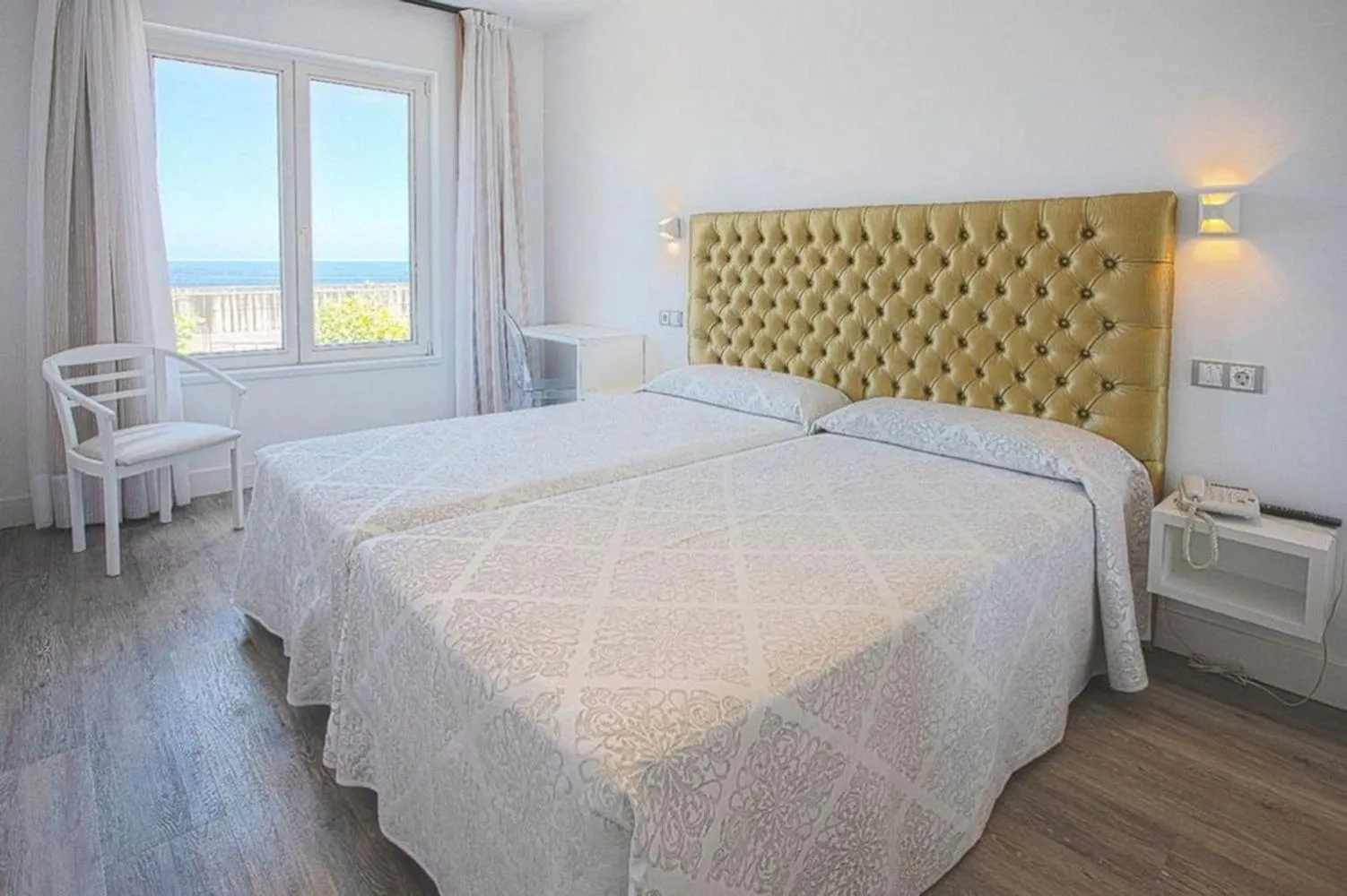 Photo of the whole room, Bed in Miraolas