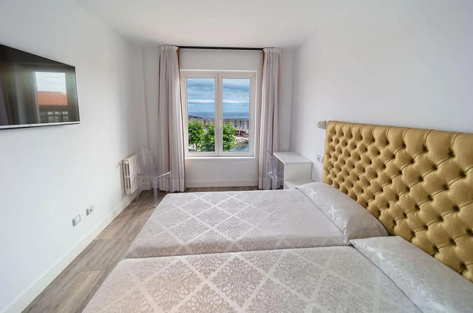 Photo of the whole room, Bed in Miraolas