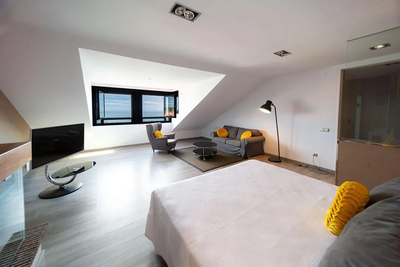 Photo of the whole room, Bed in Miraolas