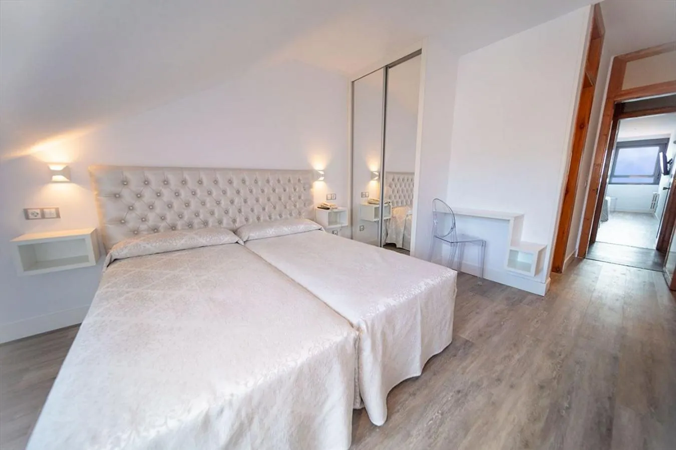 Photo of the whole room, Bed in Miraolas