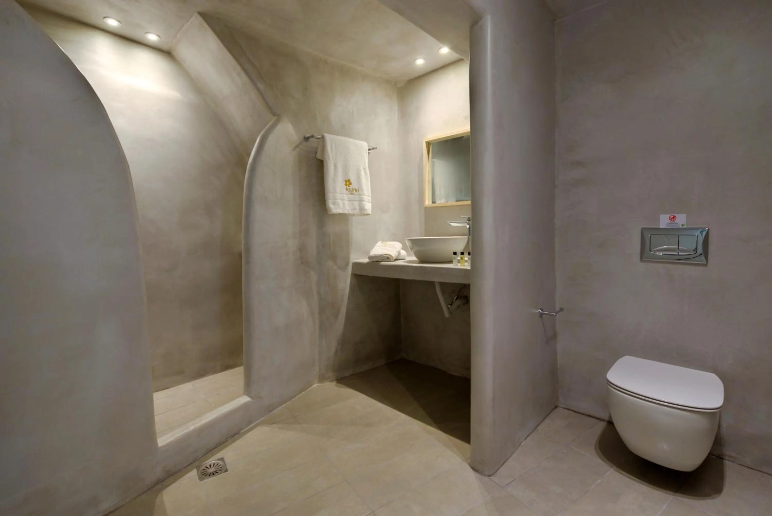 Toilet in Iriana Suites