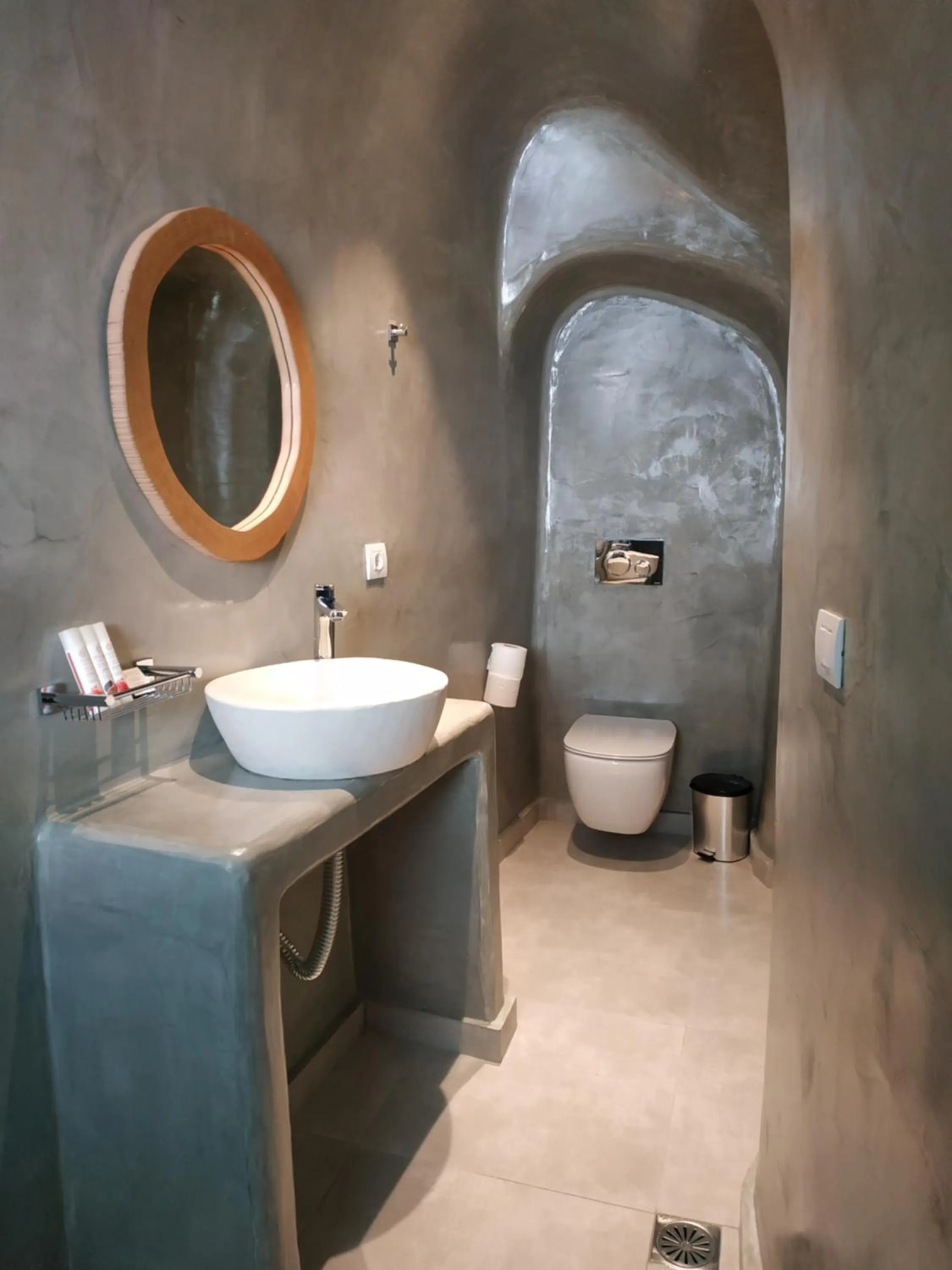 Toilet in Iriana Suites