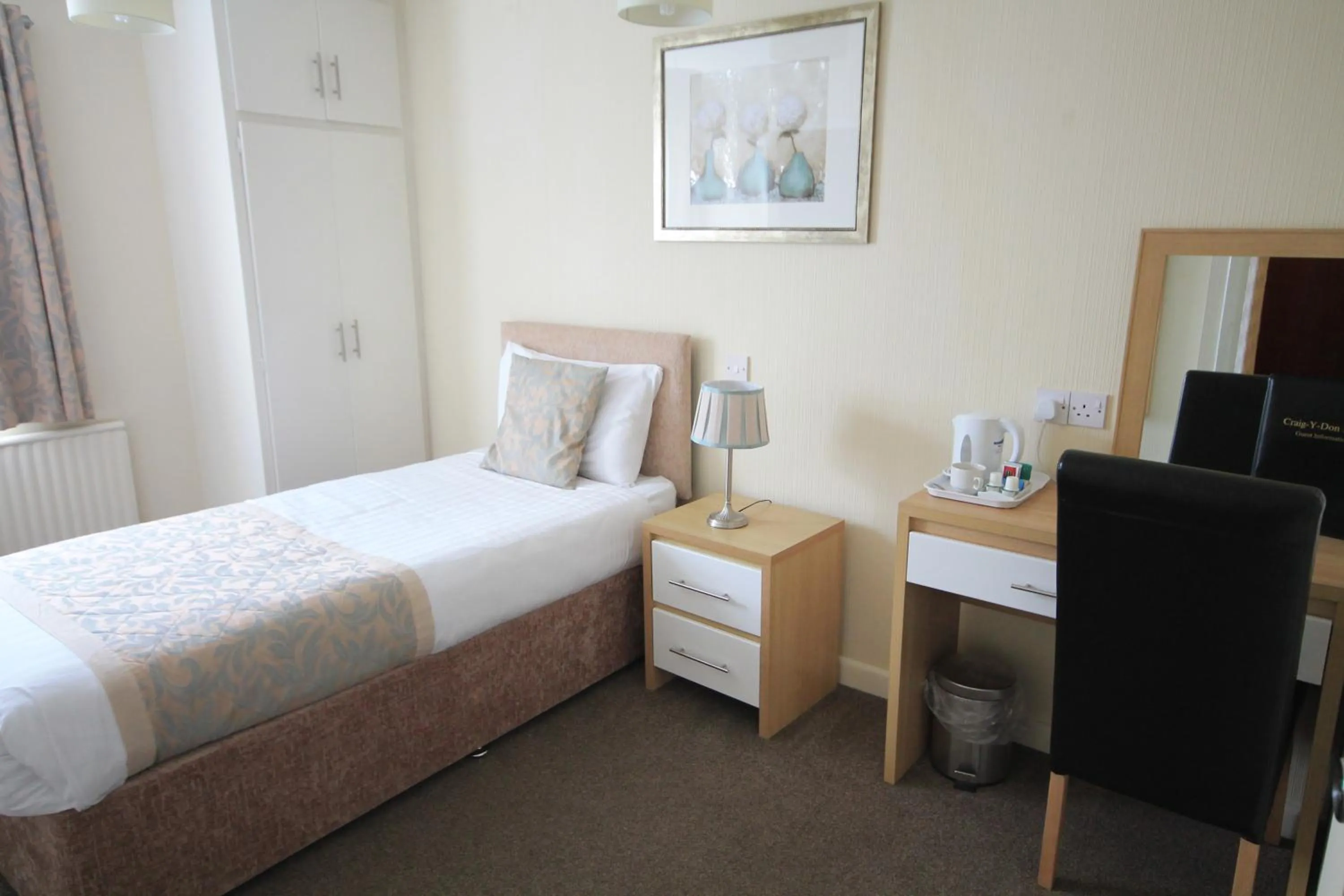 Photo of the whole room, Bed in Craig-y-Don