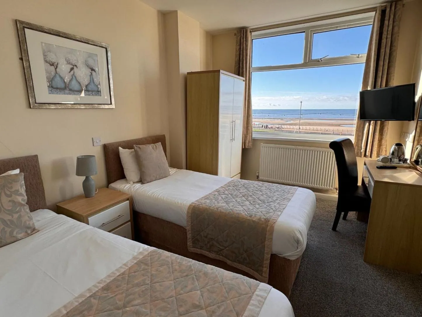 Bedroom, Bed in Craig-y-Don