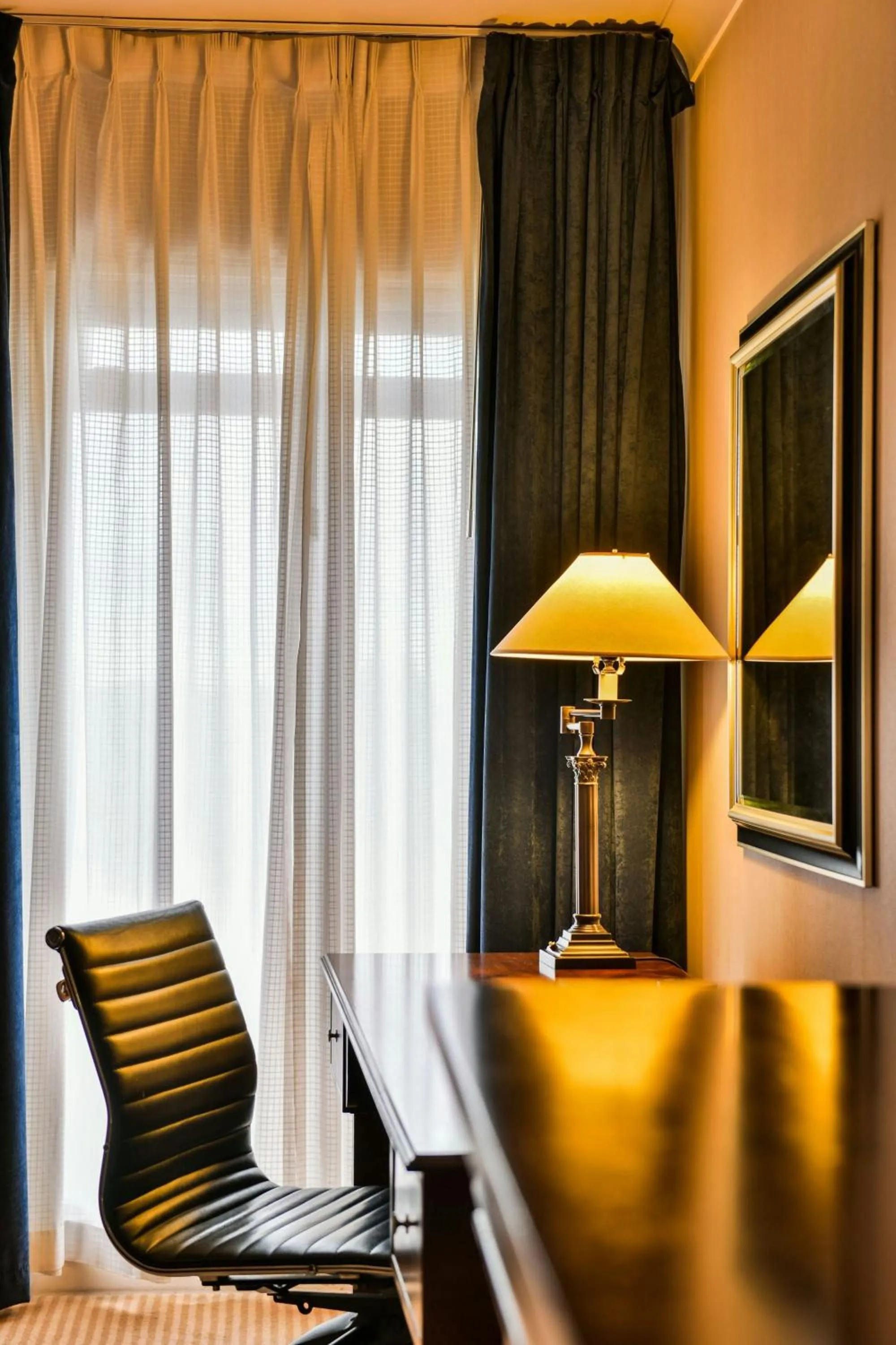 Photo of the whole room in Sheraton Skyline Hotel London Heathrow