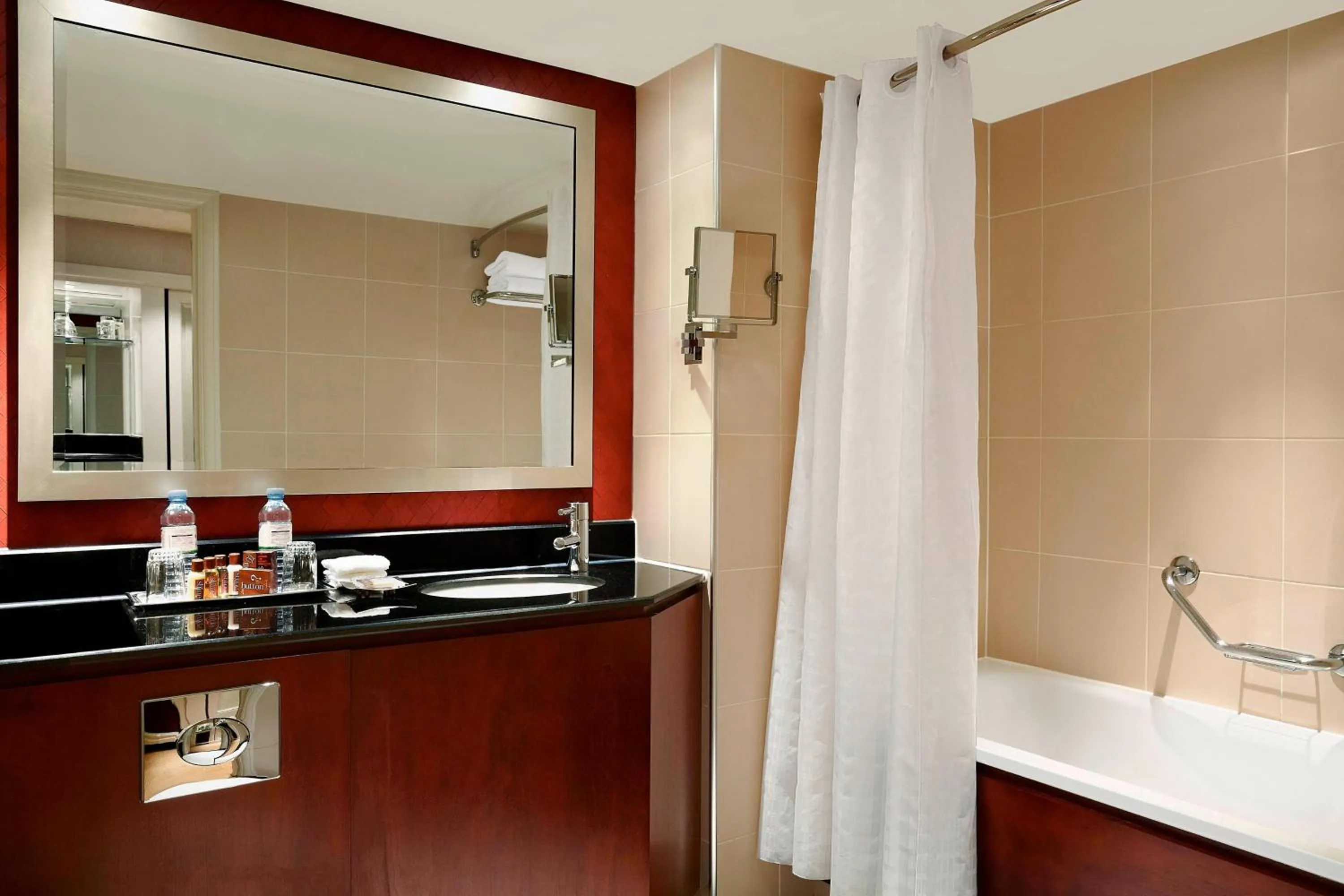 Bathroom in Sheraton Skyline Hotel London Heathrow