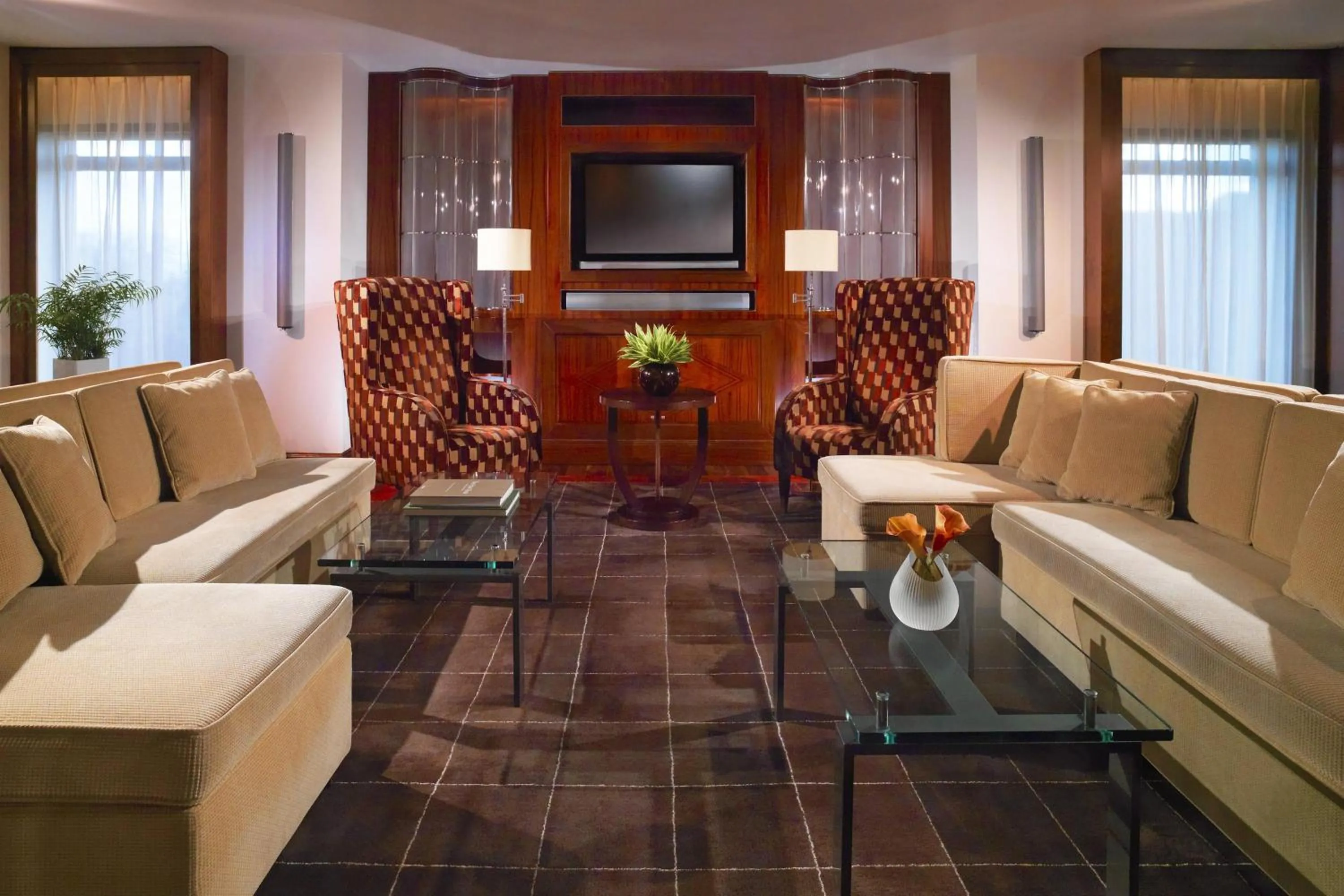 Lounge or bar in Sheraton Skyline Hotel London Heathrow