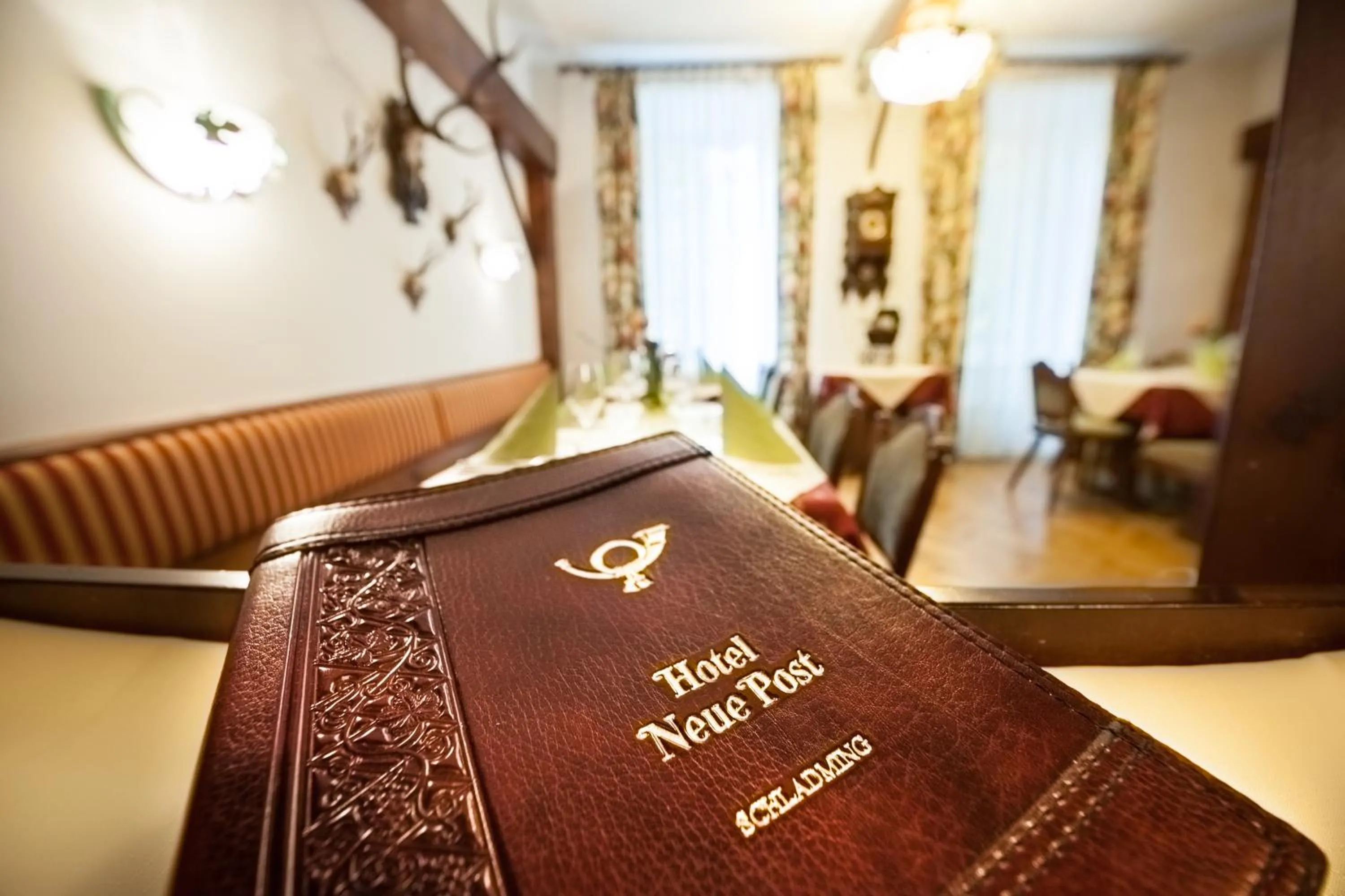 Restaurant/places to eat, Bed in Hotel Neue Post