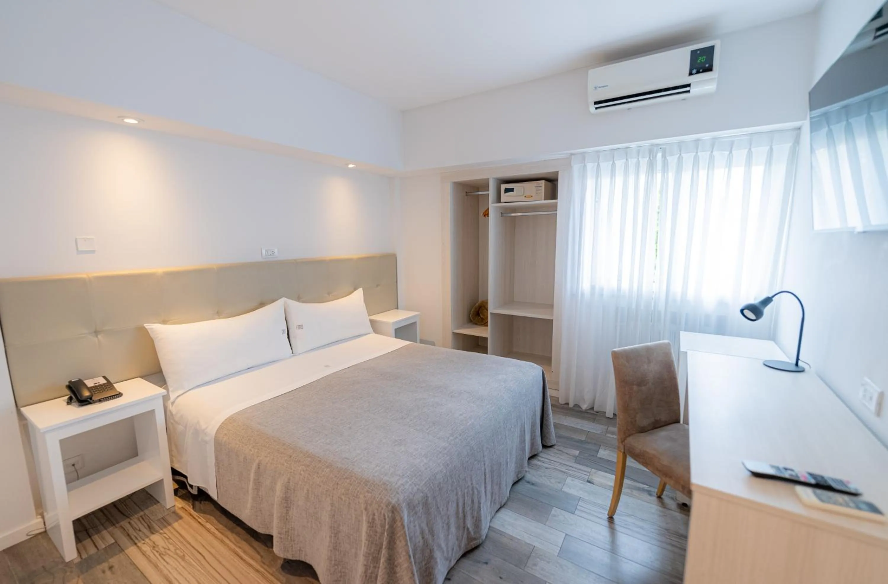 Bedroom, Bed in Sennac Hotel