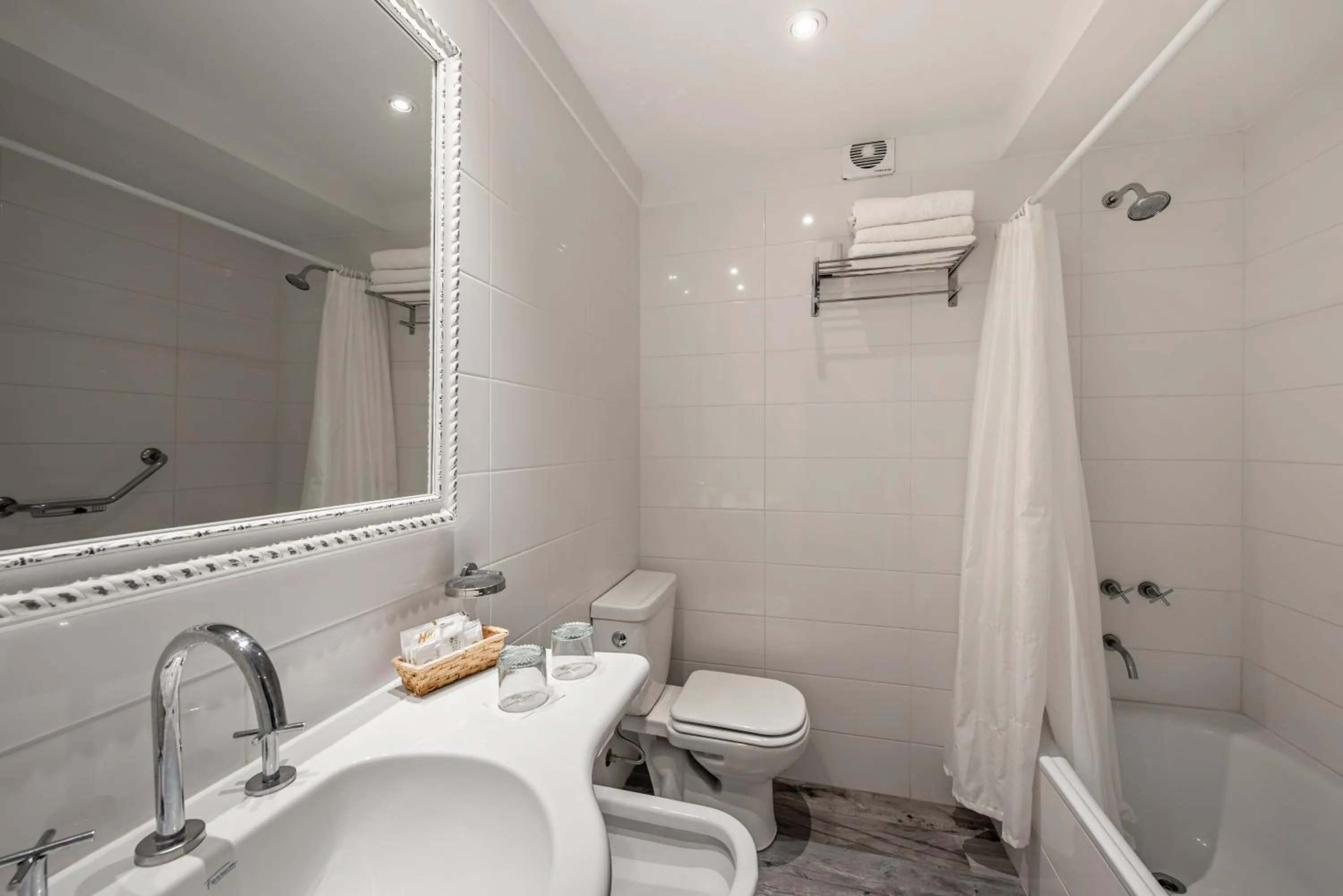 Bathroom in Sennac Hotel