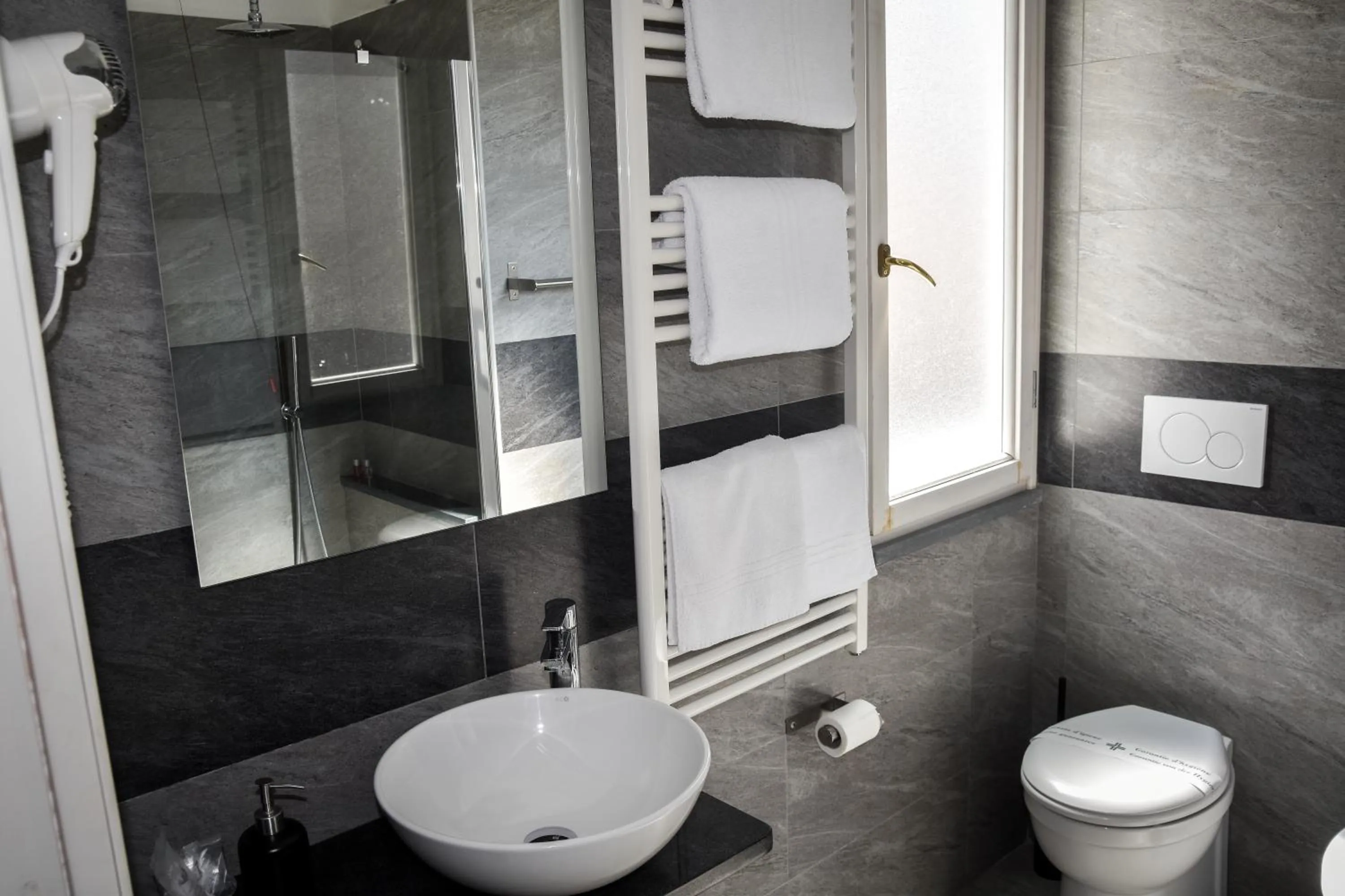 Bathroom in Affittacamere Delfo