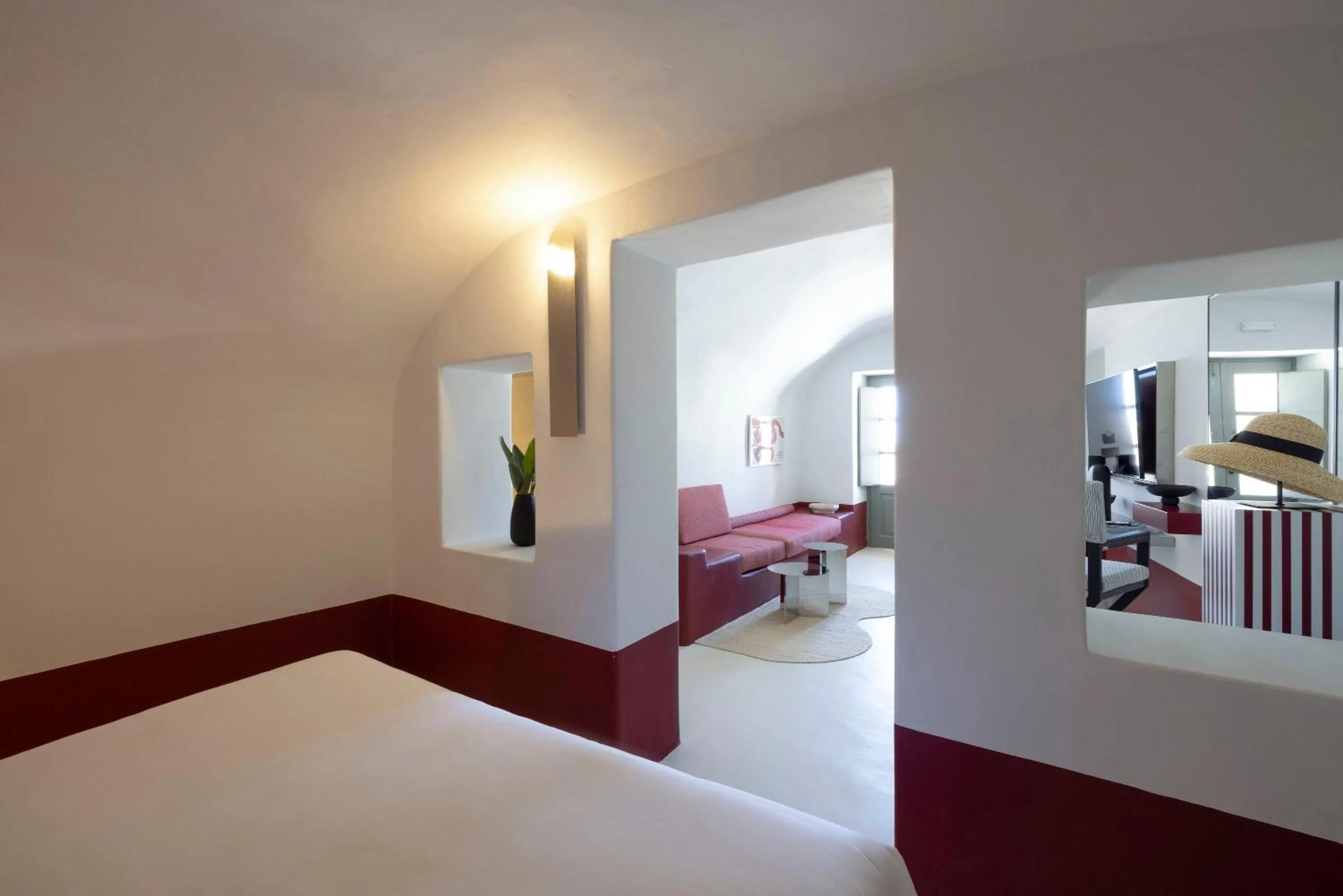 Photo of the whole room, Bed in Neema Maison Finikia Santorini
