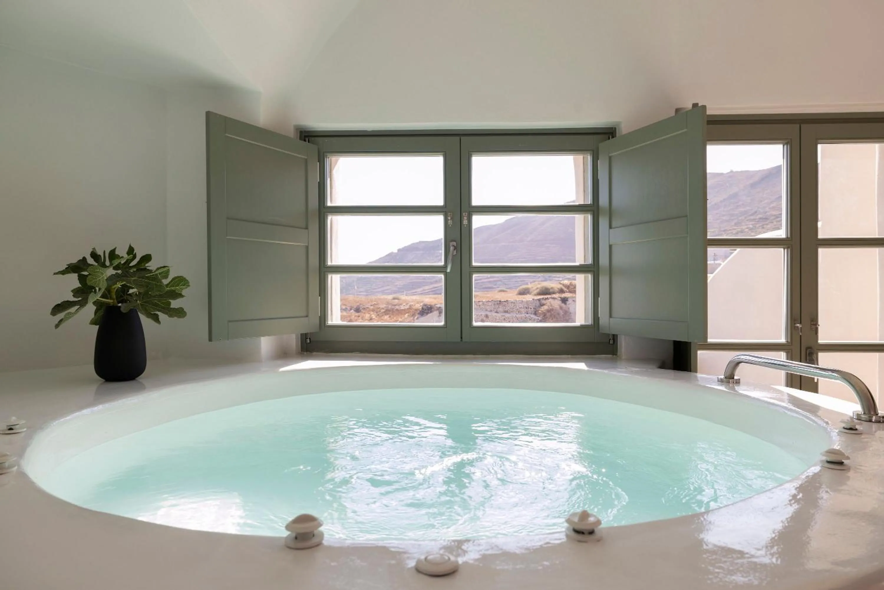 Hot Tub in Neema Maison Finikia Santorini