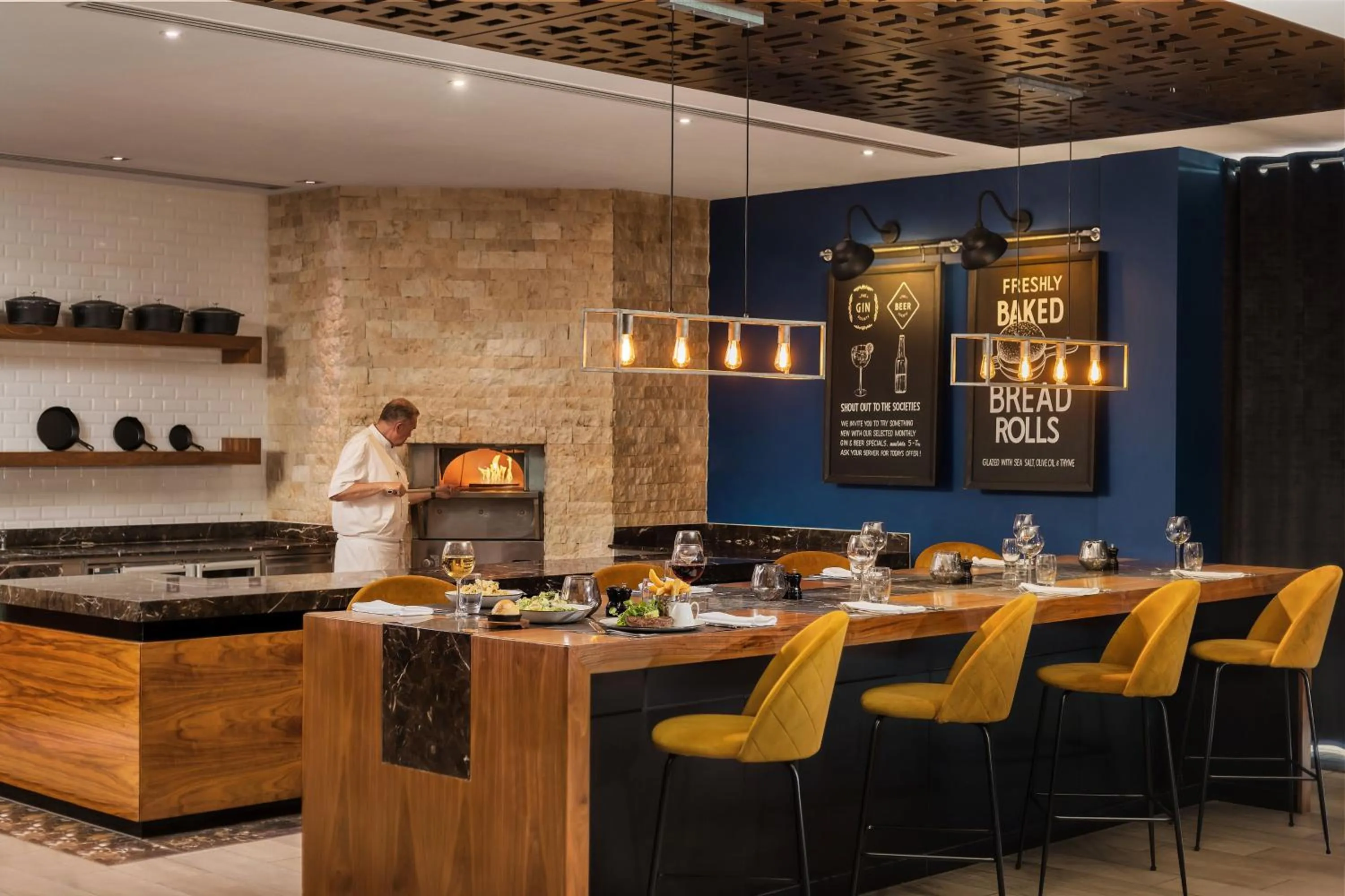 Lounge or bar in Sheraton Heathrow Hotel