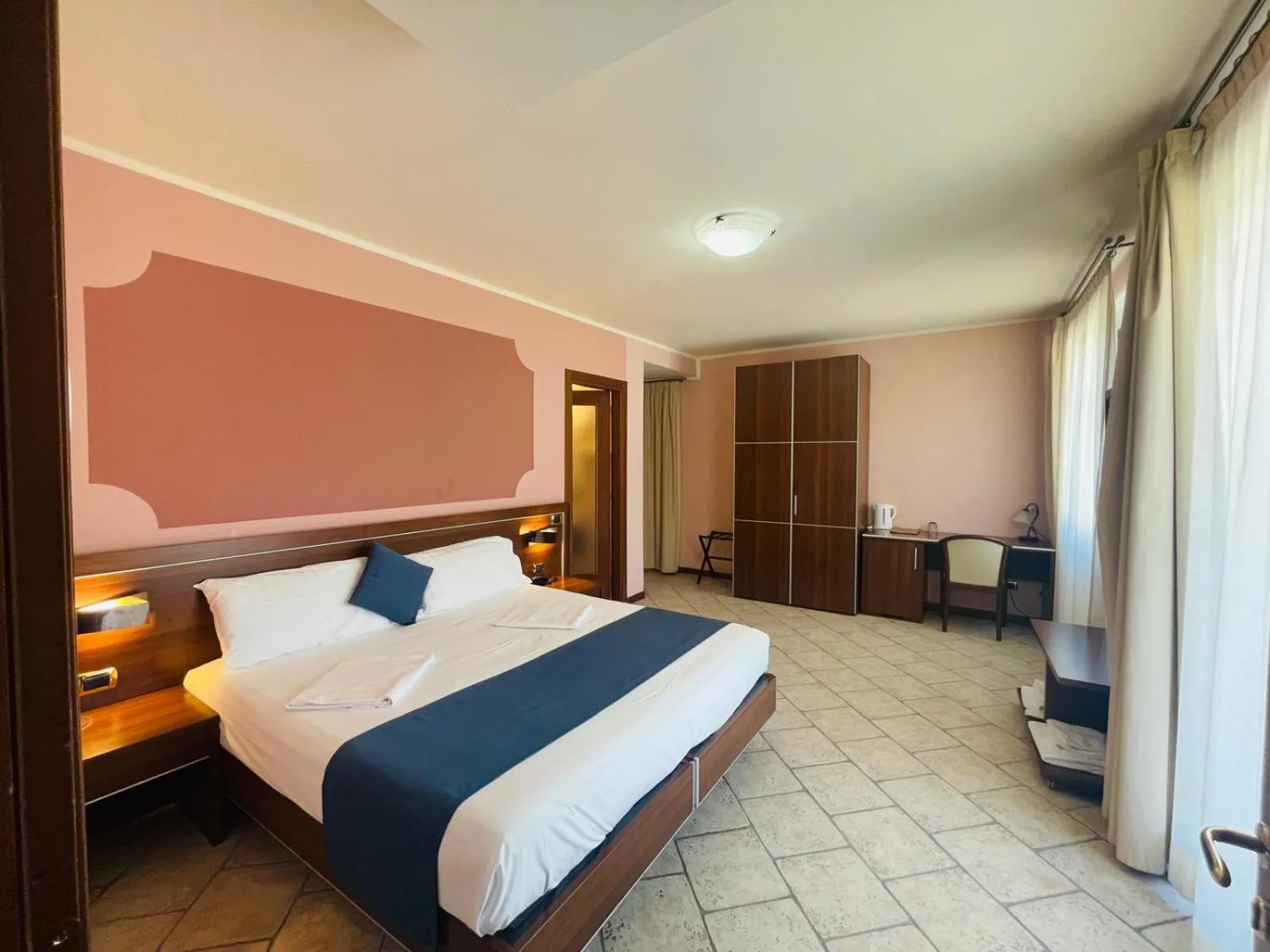 Bedroom, Bed in Hotel Grotto Bagat