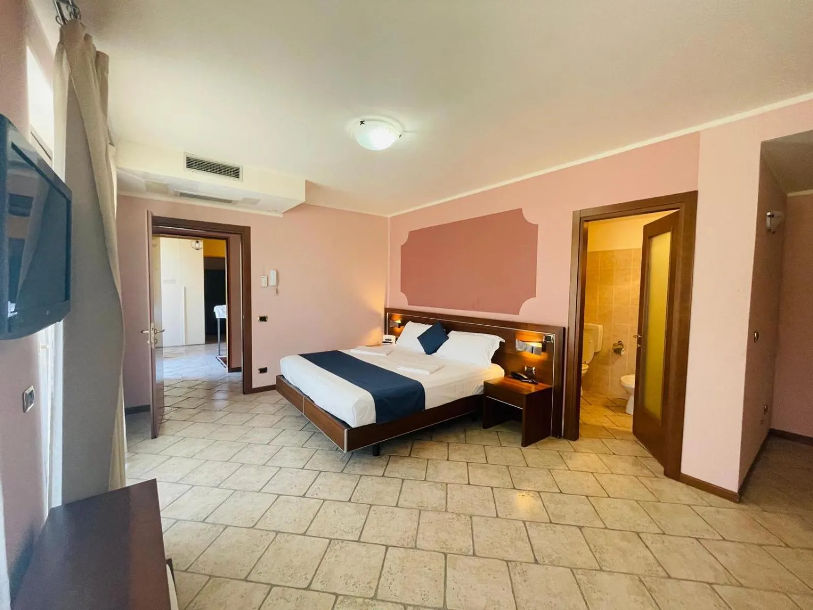 Bedroom, Bed in Hotel Grotto Bagat