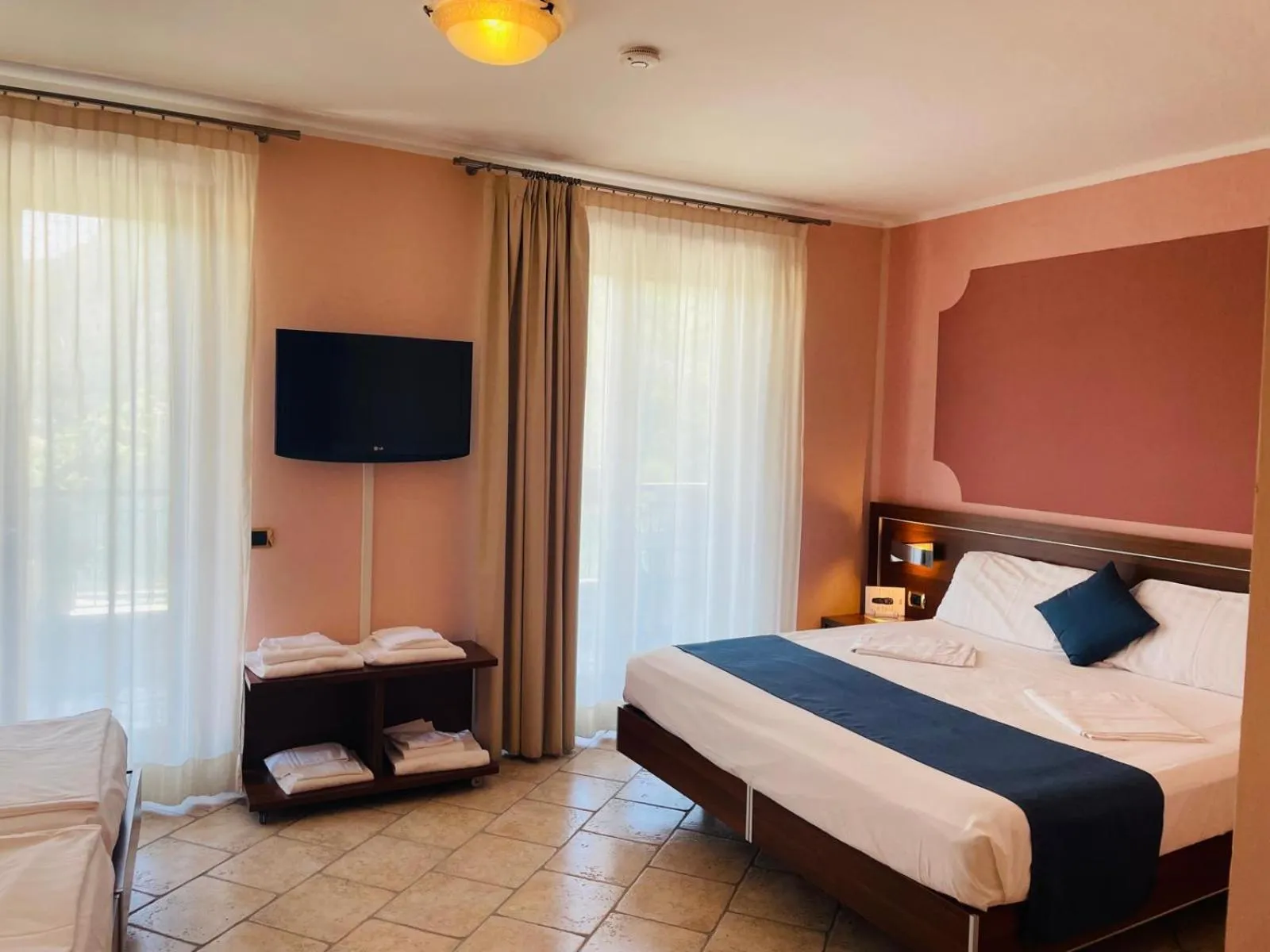 Bedroom, Bed in Hotel Grotto Bagat