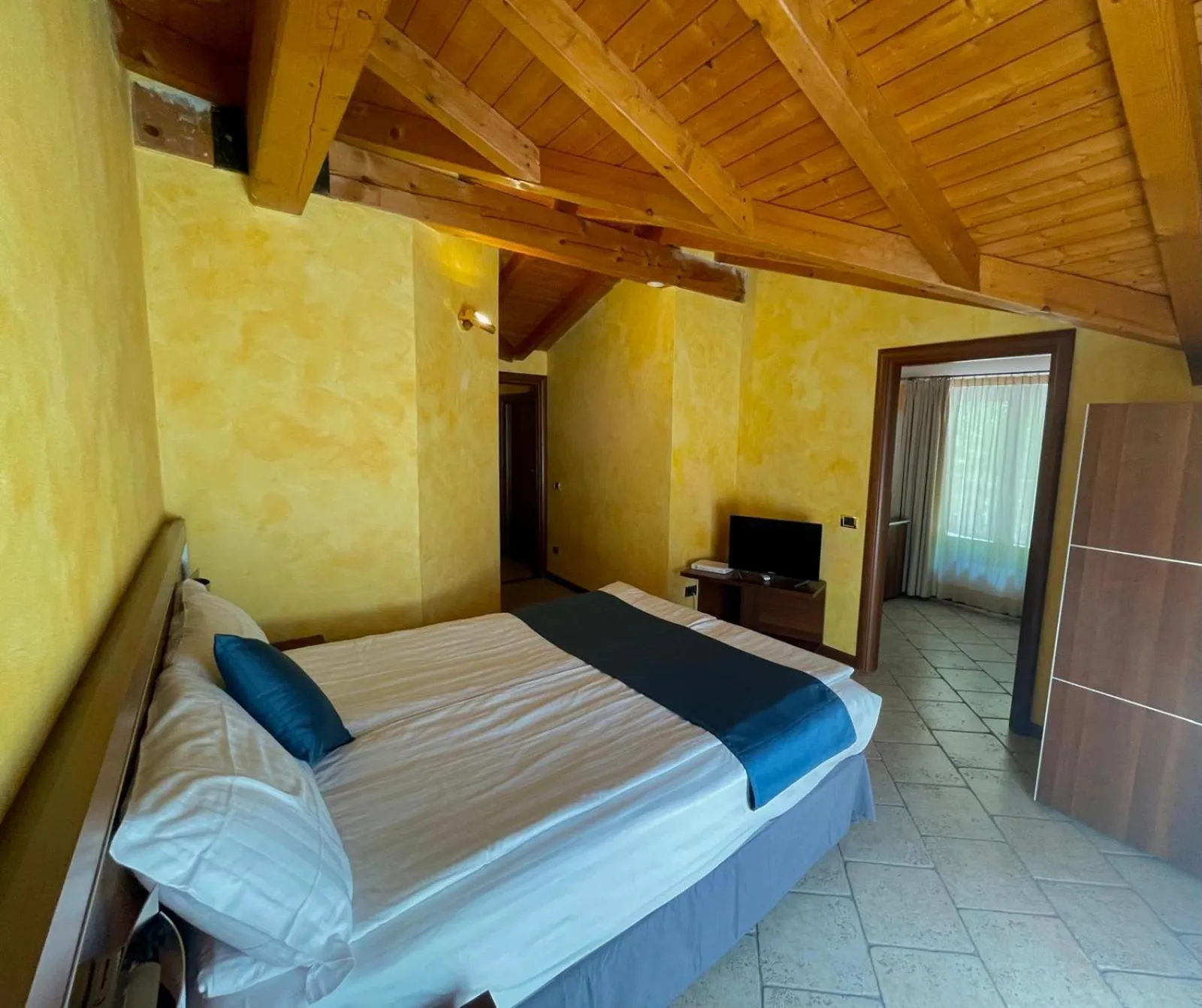 Bedroom, Bed in Hotel Grotto Bagat