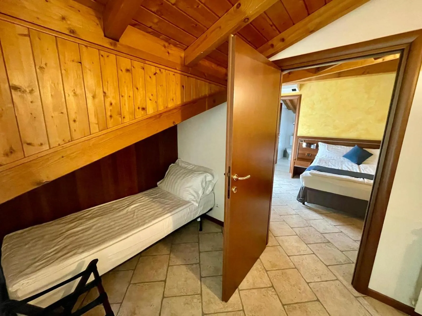 Bedroom, Bed in Hotel Grotto Bagat