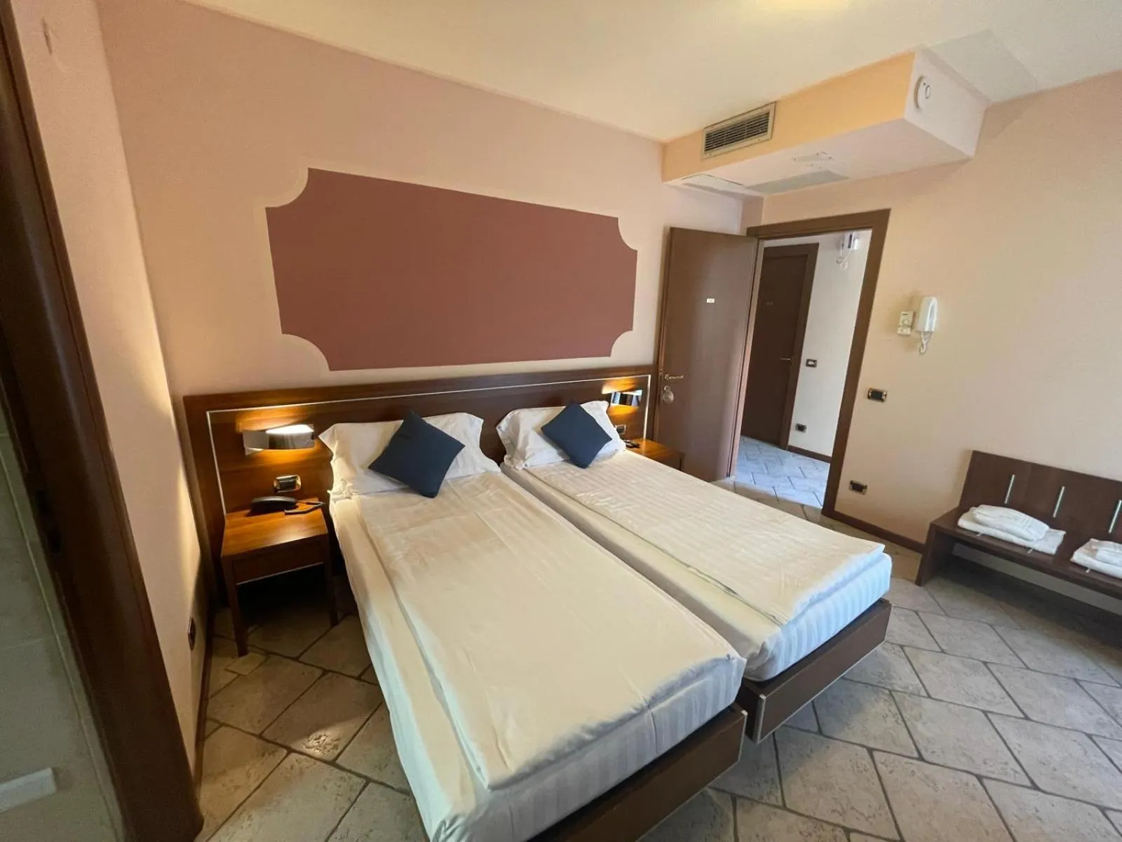 Bedroom, Bed in Hotel Grotto Bagat