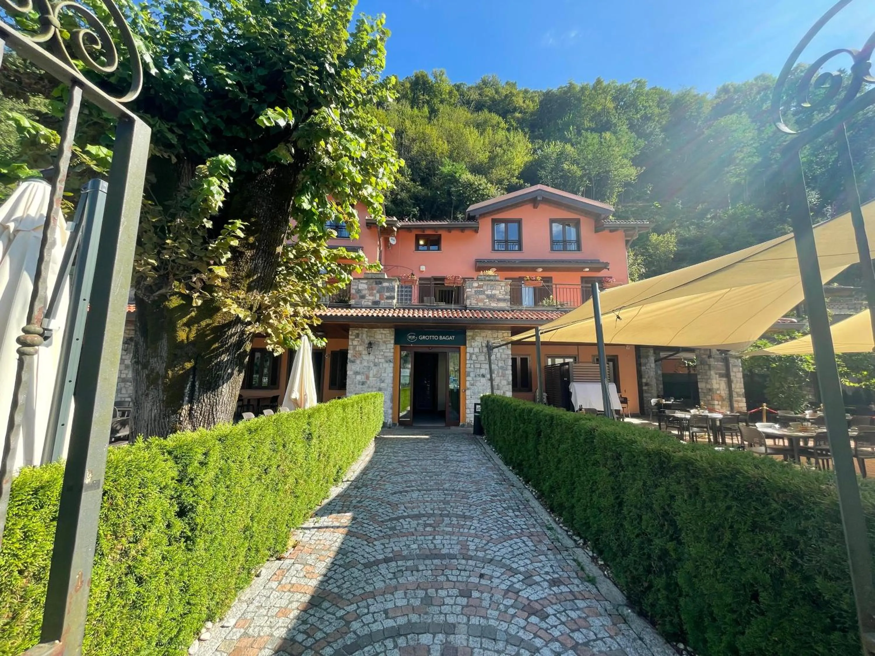 Facade/entrance in Hotel Grotto Bagat