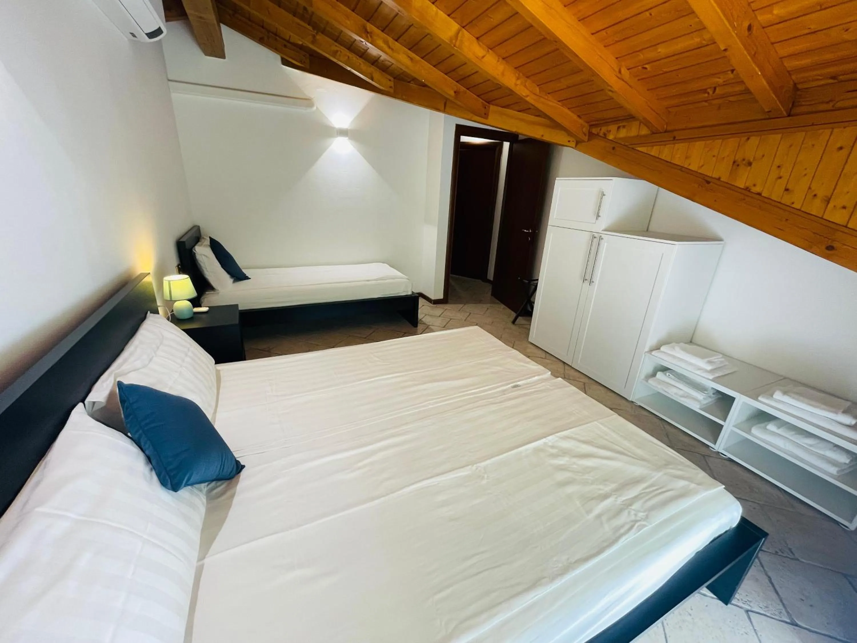 Bedroom, Bed in Hotel Grotto Bagat