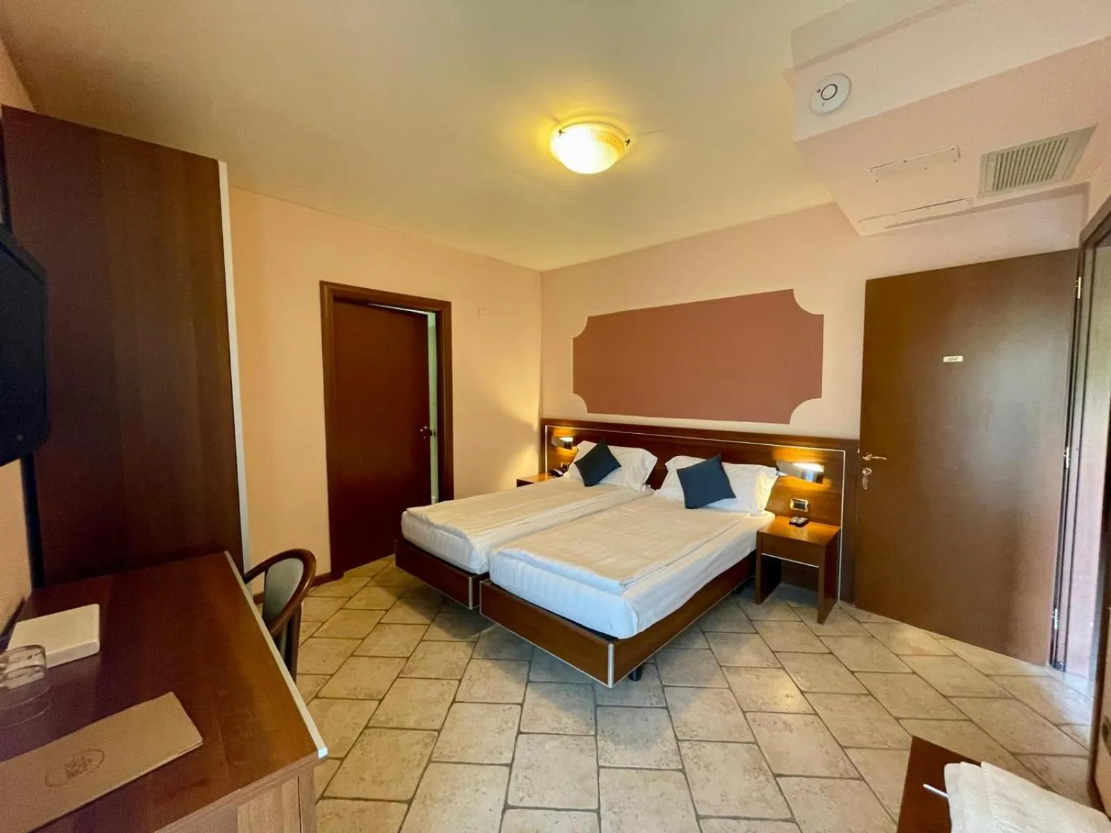 Bedroom, Bed in Hotel Grotto Bagat