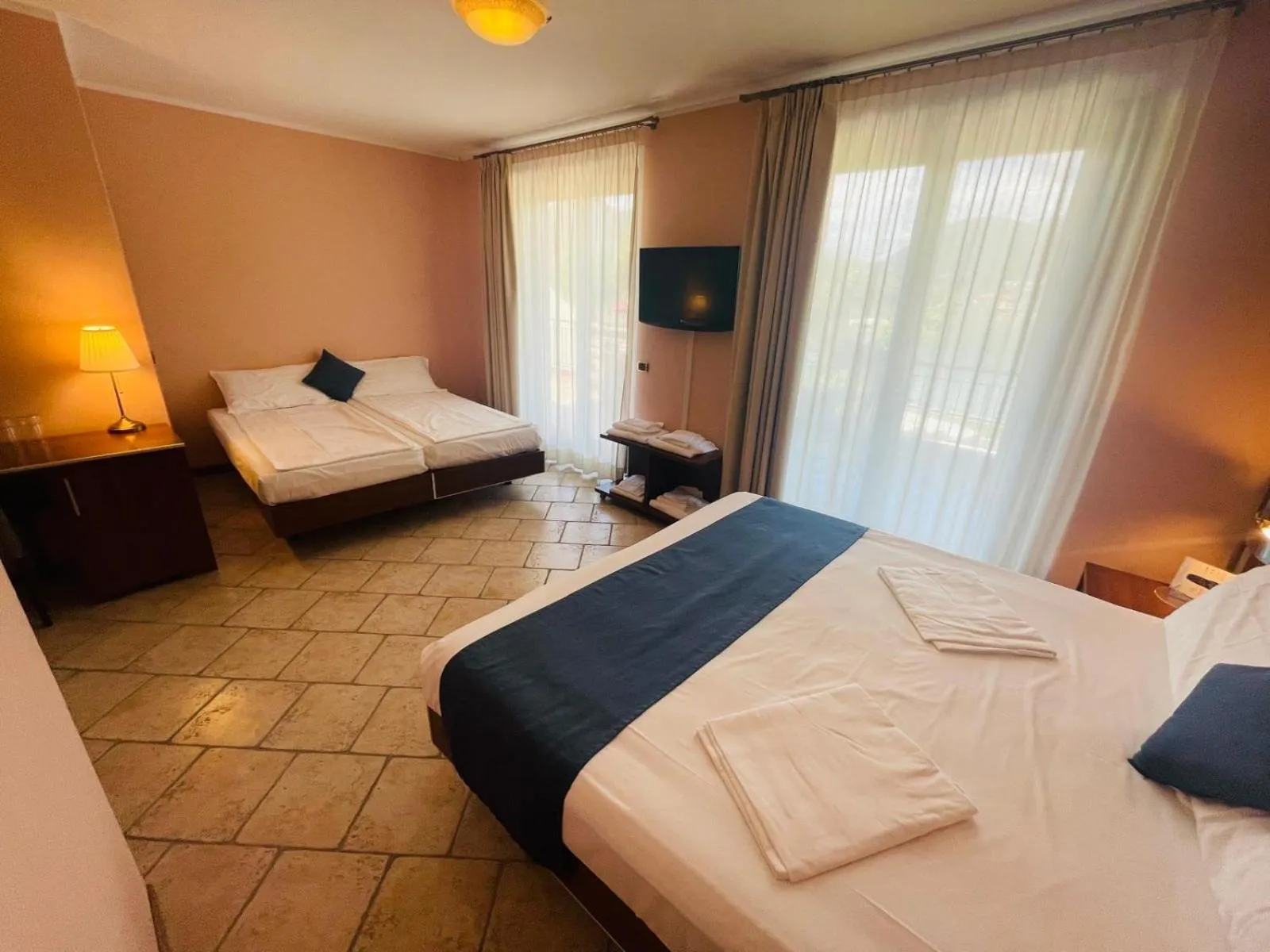 Bedroom, Bed in Hotel Grotto Bagat