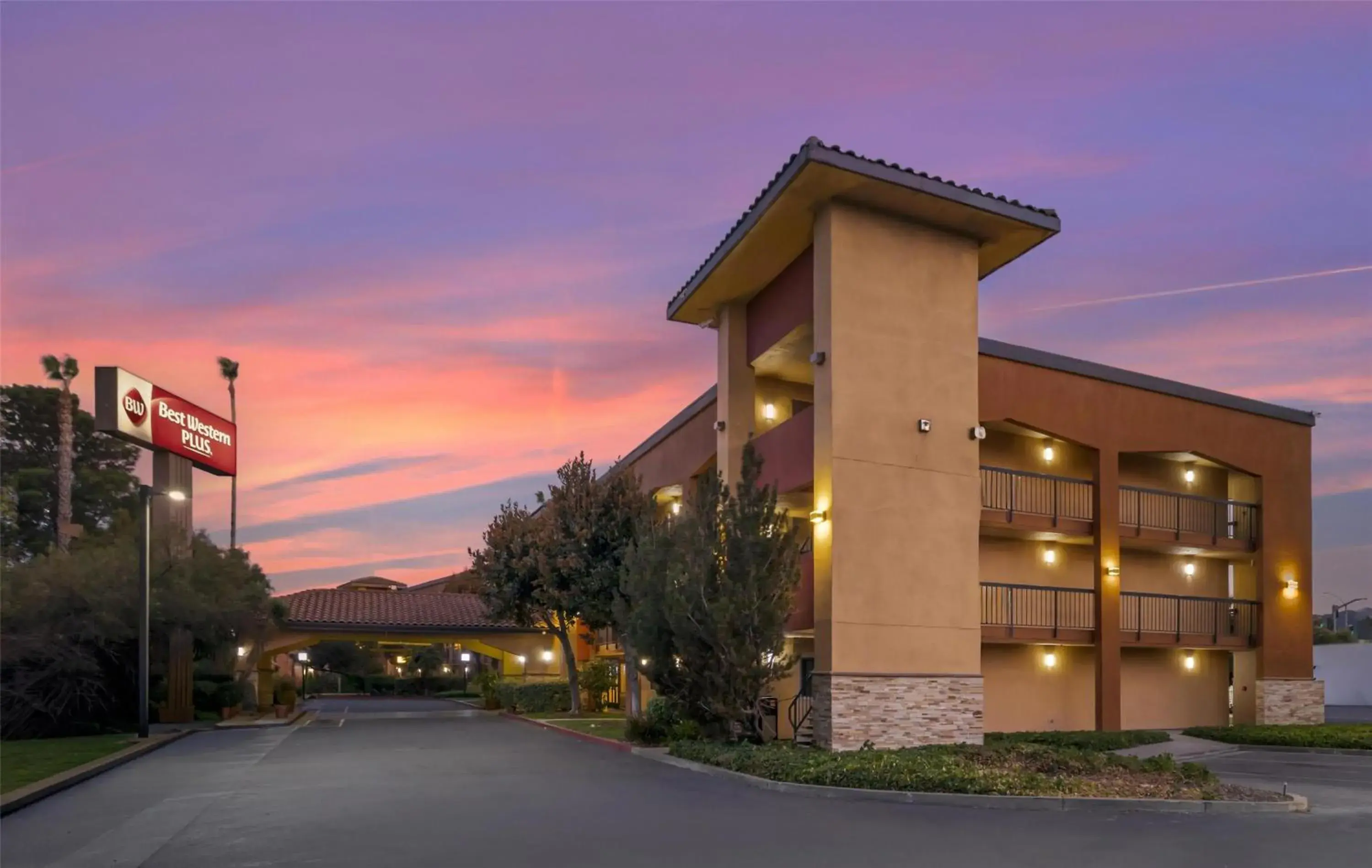 Property building in Best Western Plus Pleasanton Inn Property building in Best Western Plus Pleasanton Inn