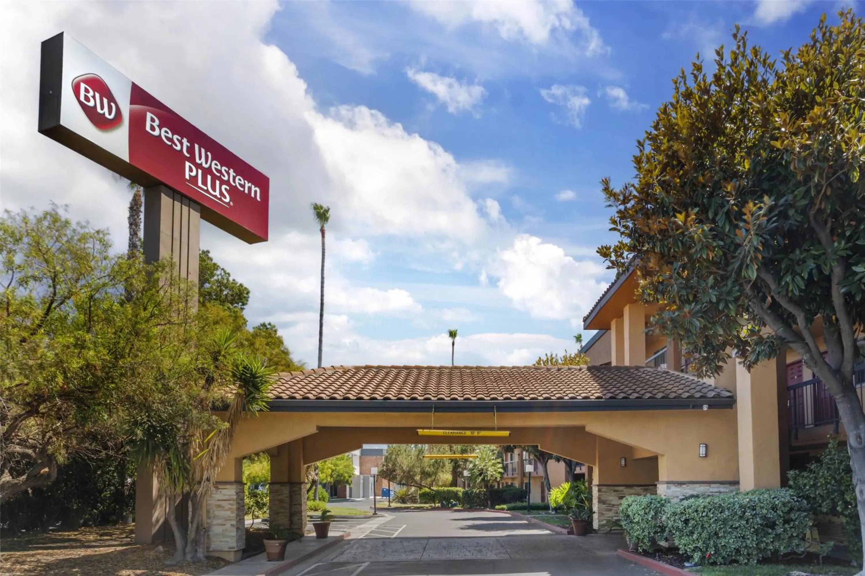 Property building in Best Western Plus Pleasanton Inn Property building in Best Western Plus Pleasanton Inn