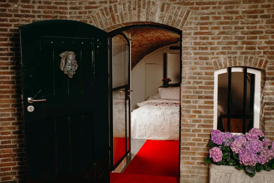 Facade/entrance in UKI-Hotel