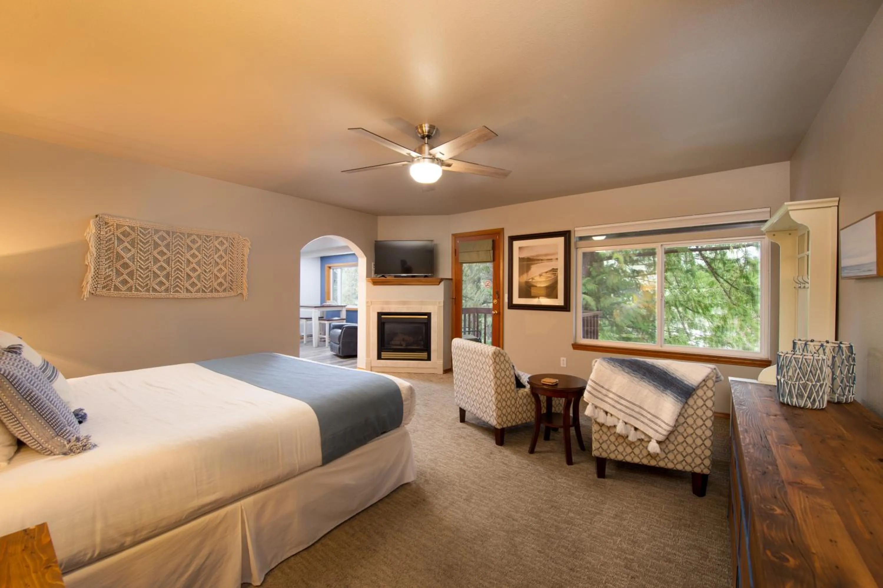 Kennebec Suite on the River (Located on Icicle Road, 1.5 miles from the Obertal Inn and 1.5 miles from downtown Leavenworth) in Obertal Inn