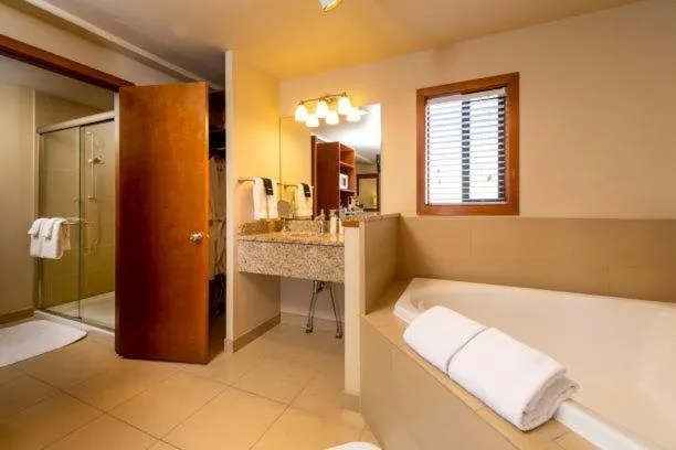 Bathroom, Bed in Obertal Inn