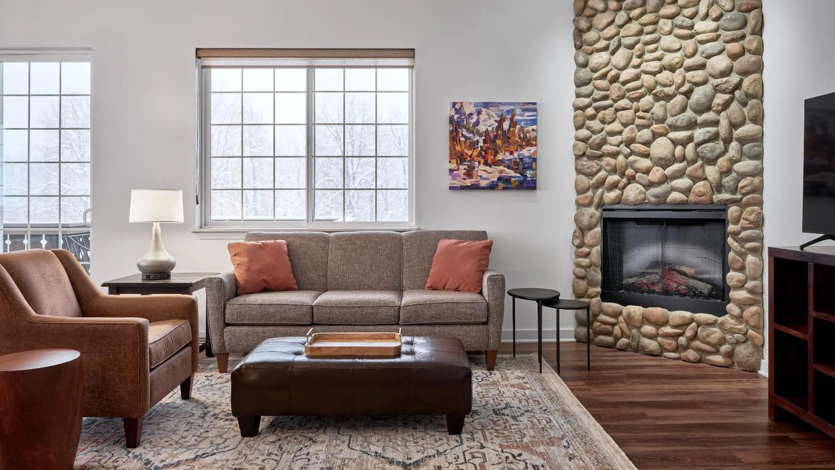 Wunderbar Condo 1st/2nd floors - 2.5 blocks from the Obertal Inn - 2BR/2BA Downtown Condo on Front Street - Breakfast Not Included in Obertal Inn