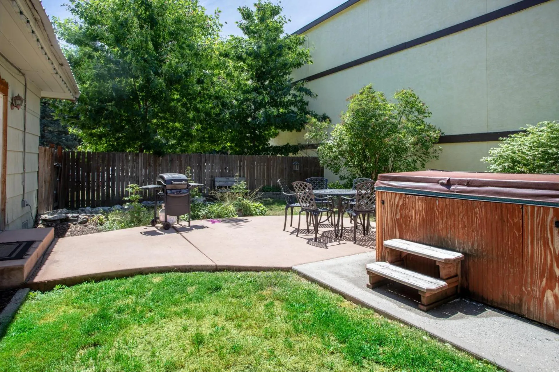 Stand Alone Cottage with Private Backyard and Hot Tub - .5 block from the Obertal Inn - Downtown in Obertal Inn