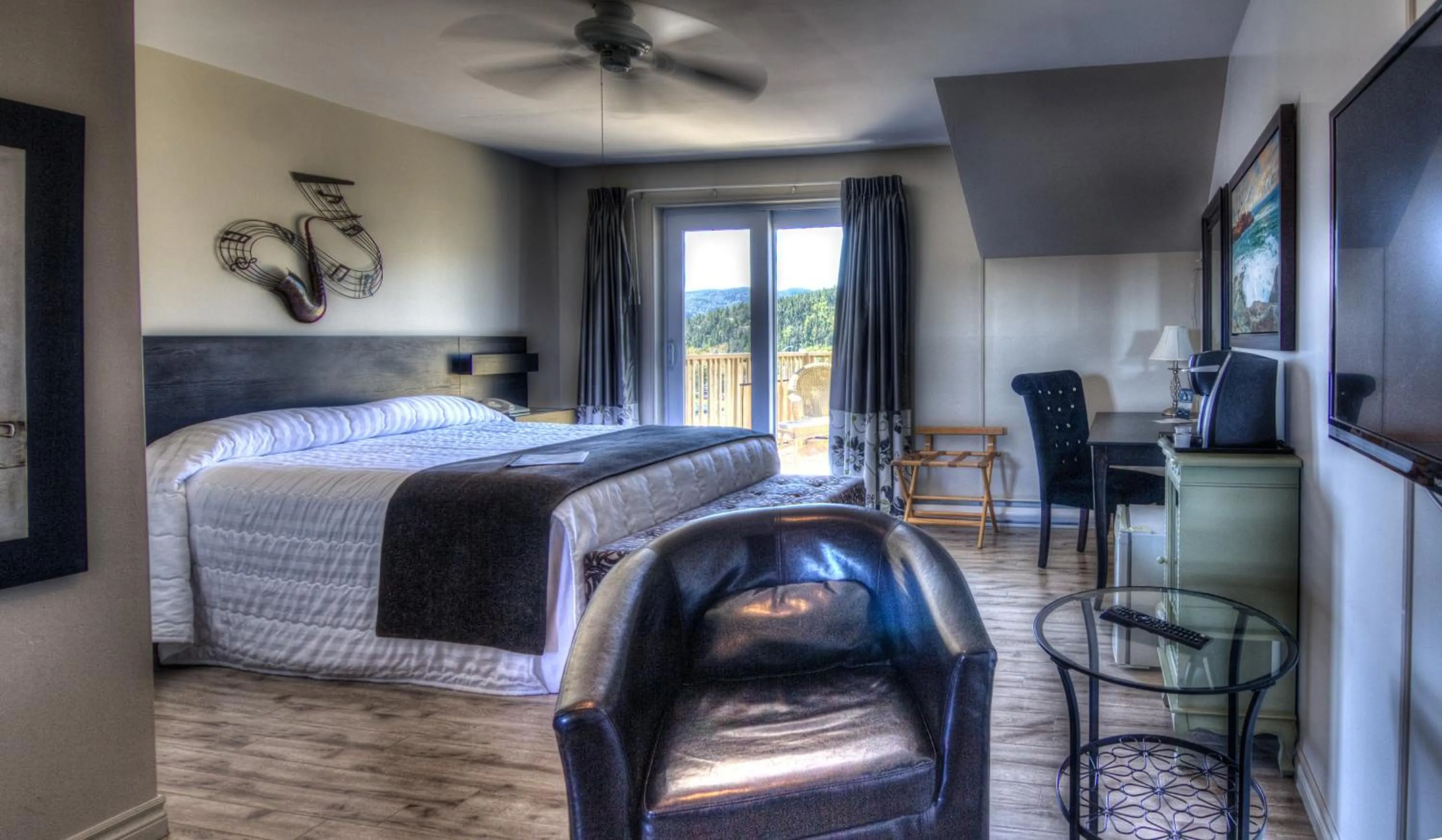 Queen Room with Balcony in Hôtel Motel Le Beluga