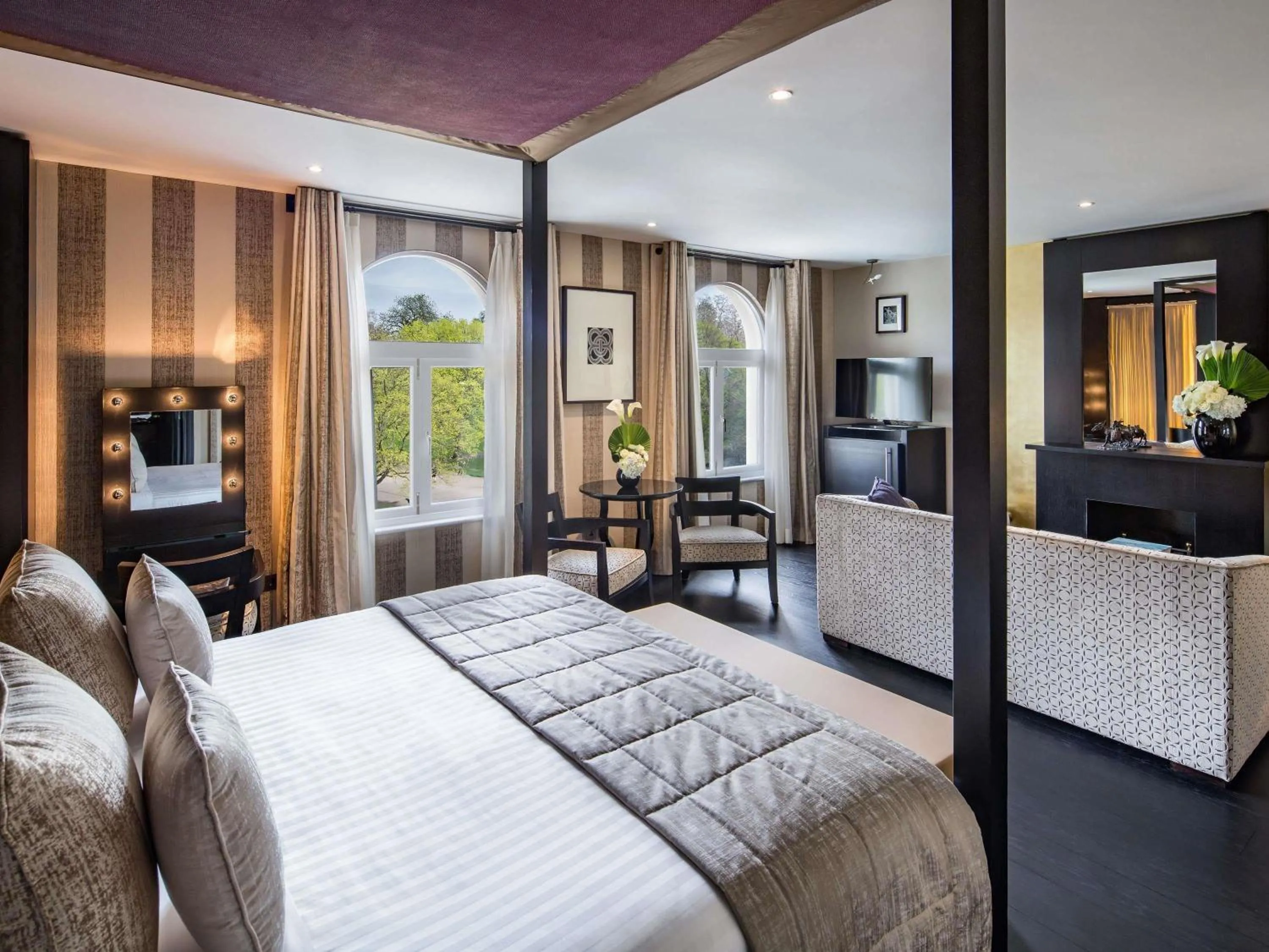 Bedroom in 60 Hyde Park Gate Hotel