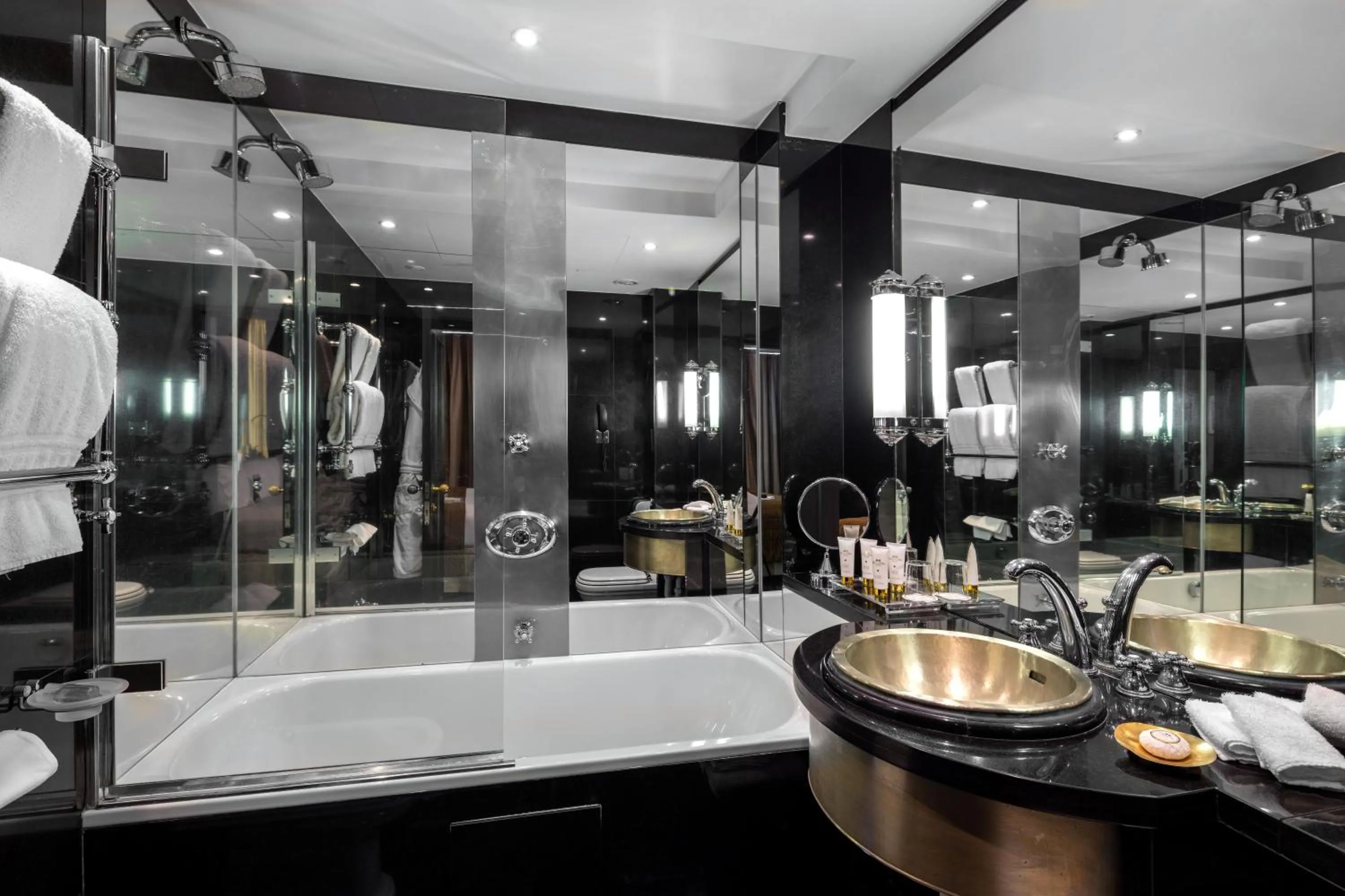 Bathroom in 60 Hyde Park Gate Hotel