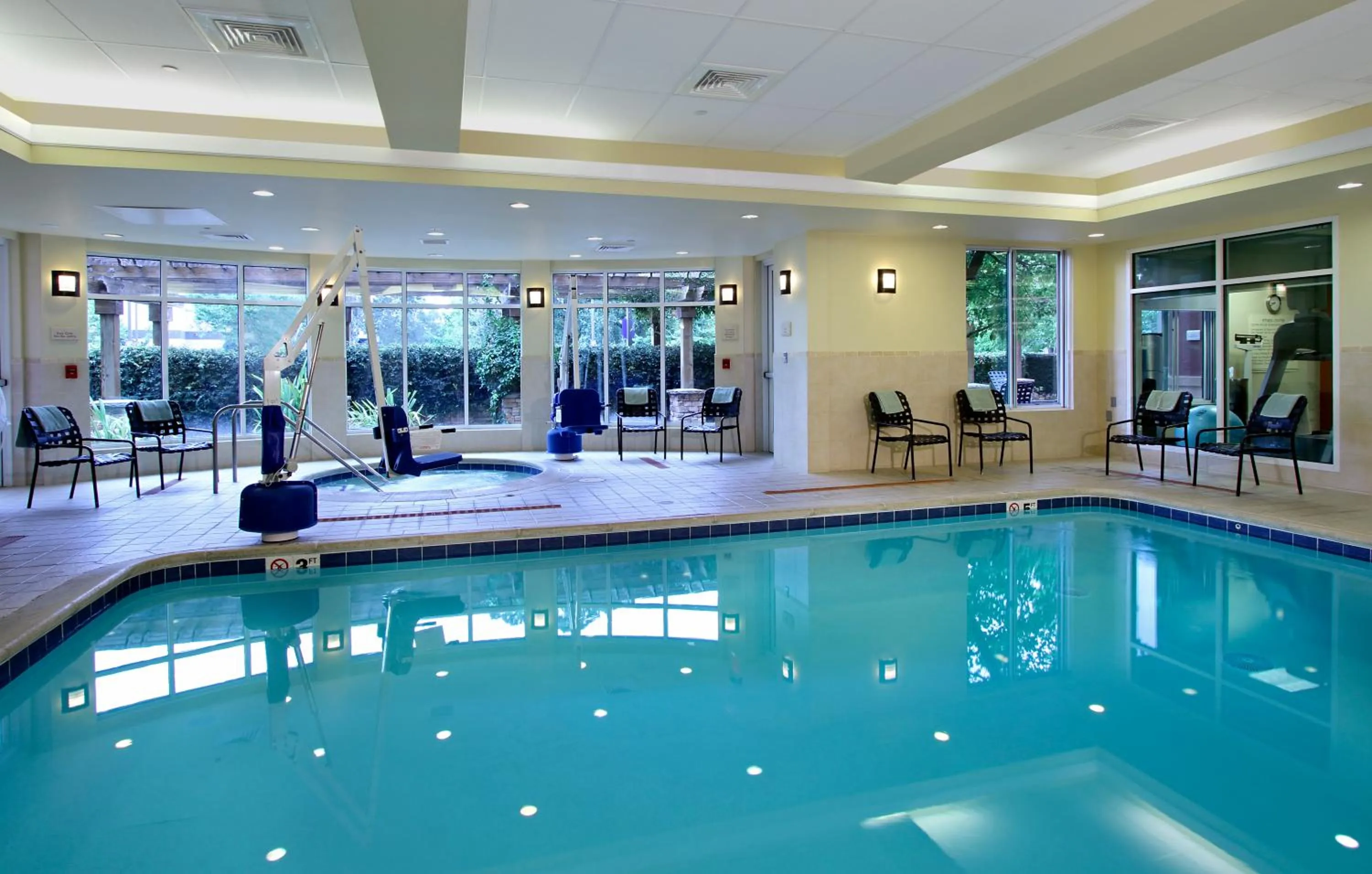 Swimming pool in Hilton Garden Inn Sonoma County Airport
