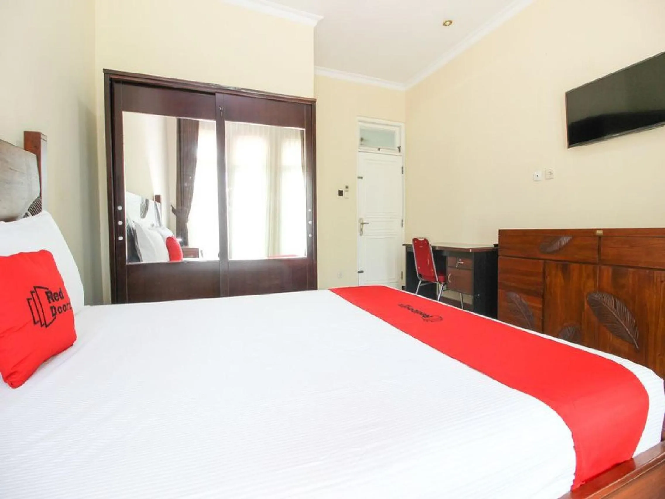 Bedroom, Bed in RedDoorz Plus near STIE YKPN