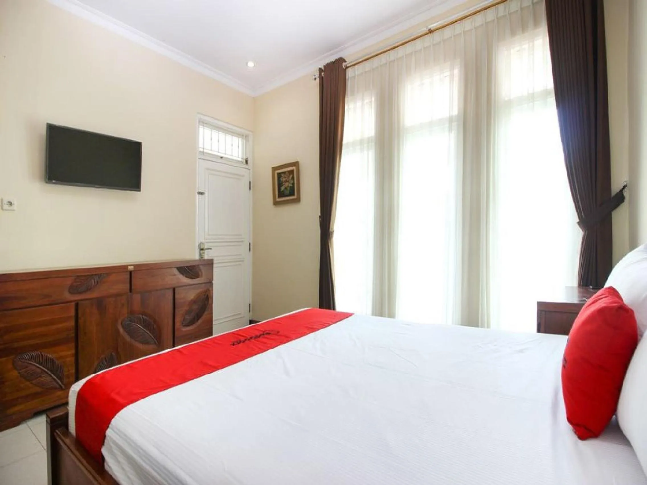 Bedroom, Bed in RedDoorz Plus near STIE YKPN