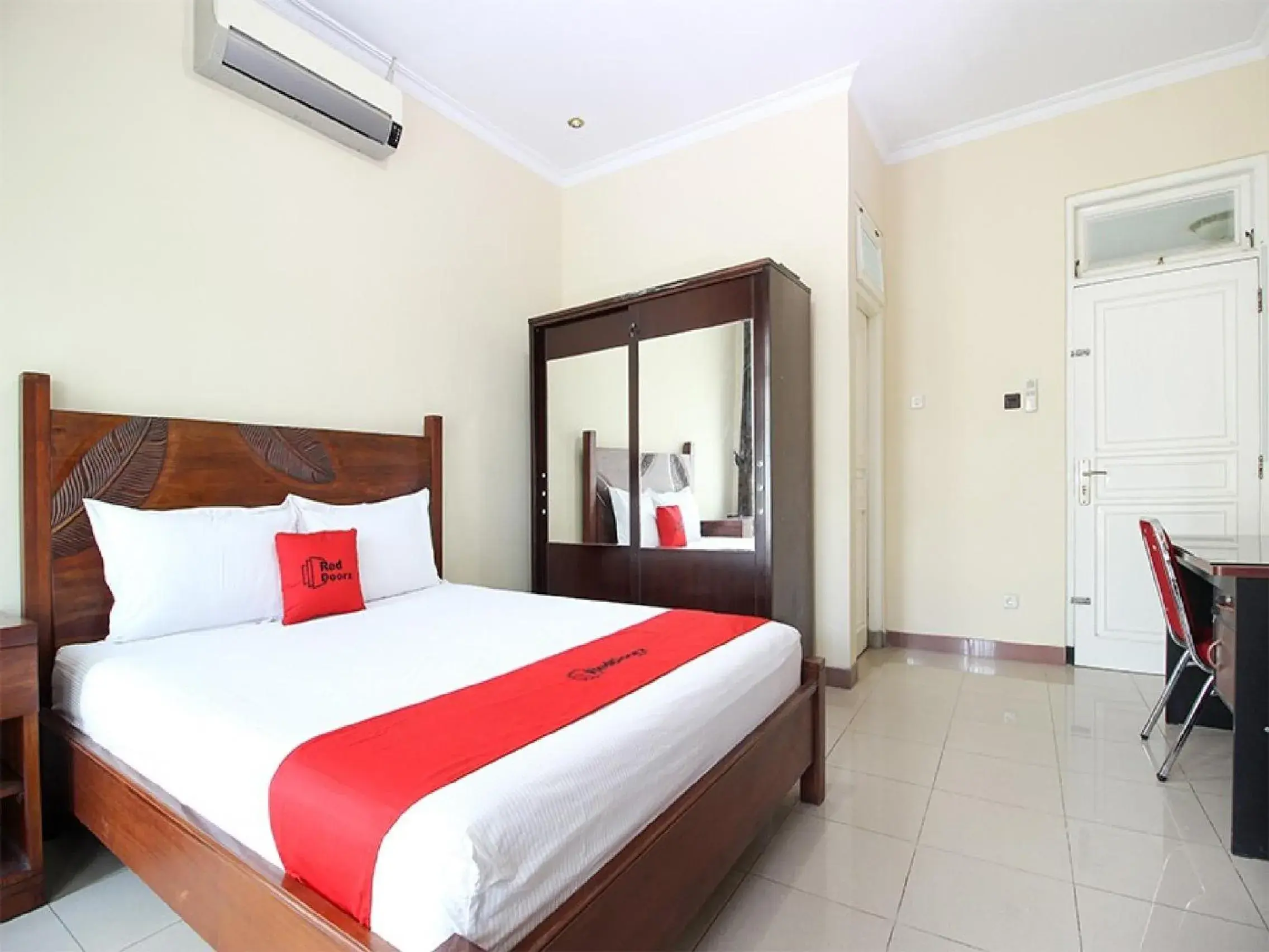 Bedroom, Bed in RedDoorz Plus near STIE YKPN Bedroom, Bed in RedDoorz Plus near STIE YKPN