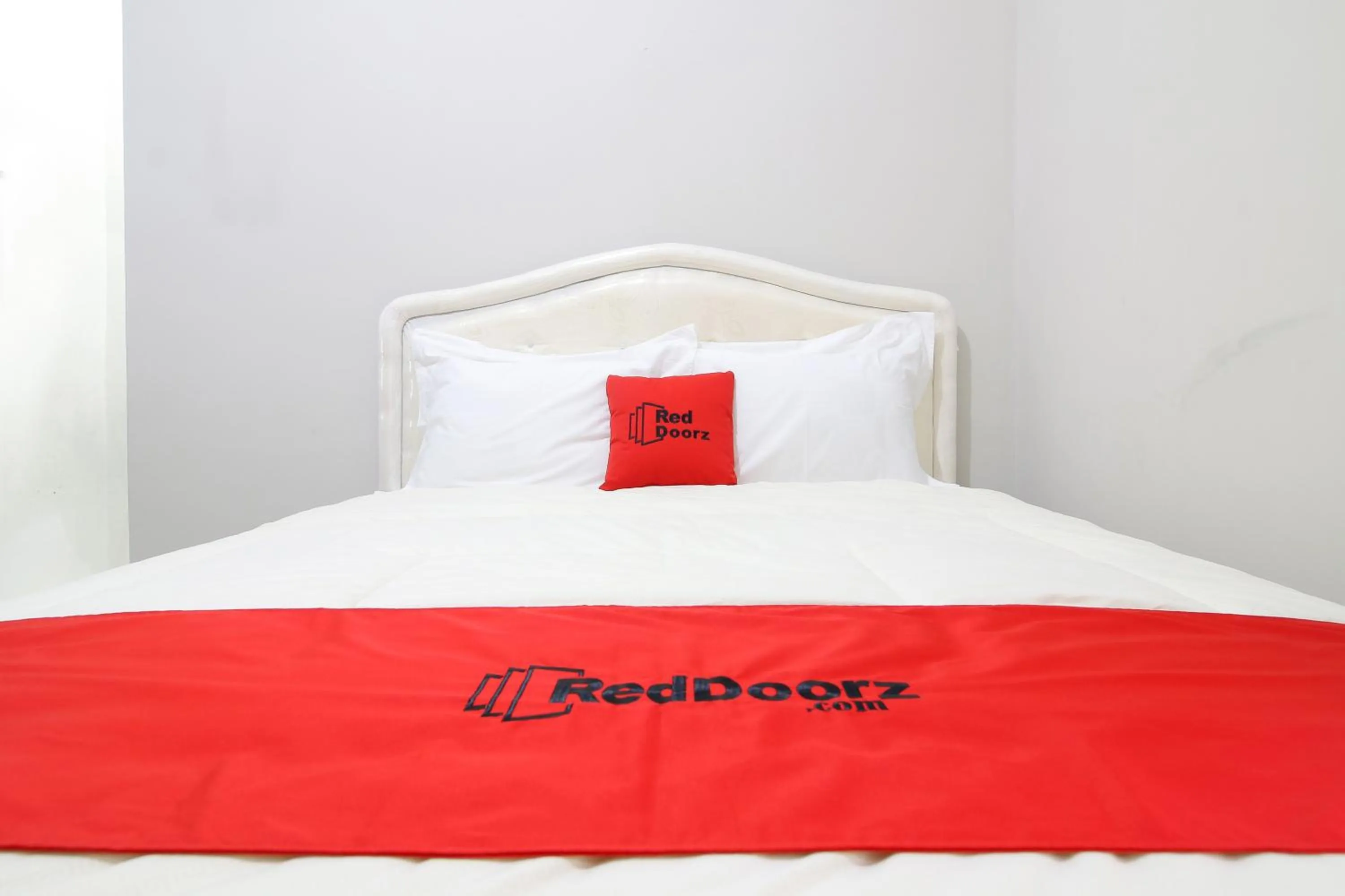 Bedroom, Bed in RedDoorz Plus near STIE YKPN