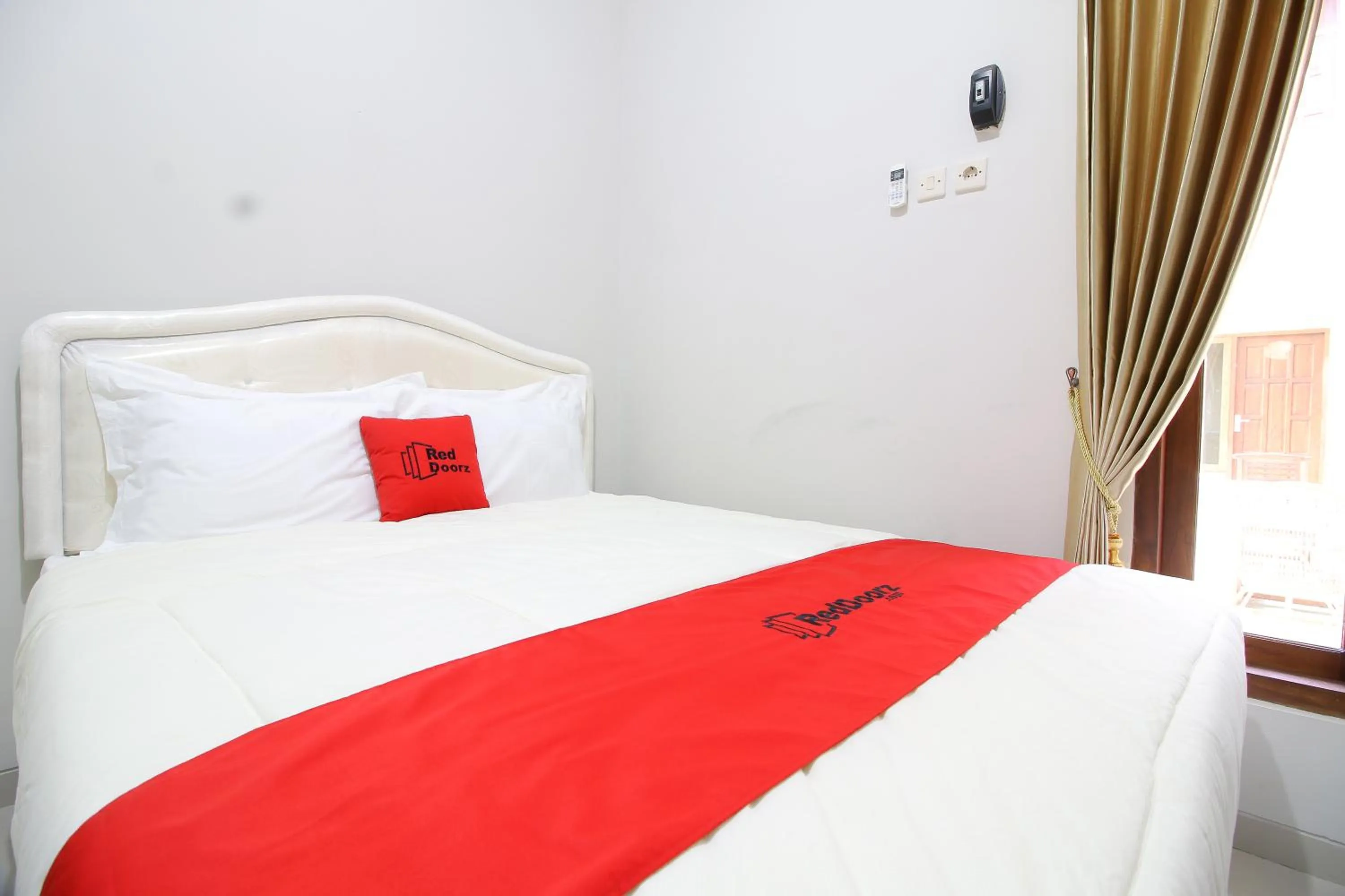 Bedroom, Bed in RedDoorz Plus near STIE YKPN